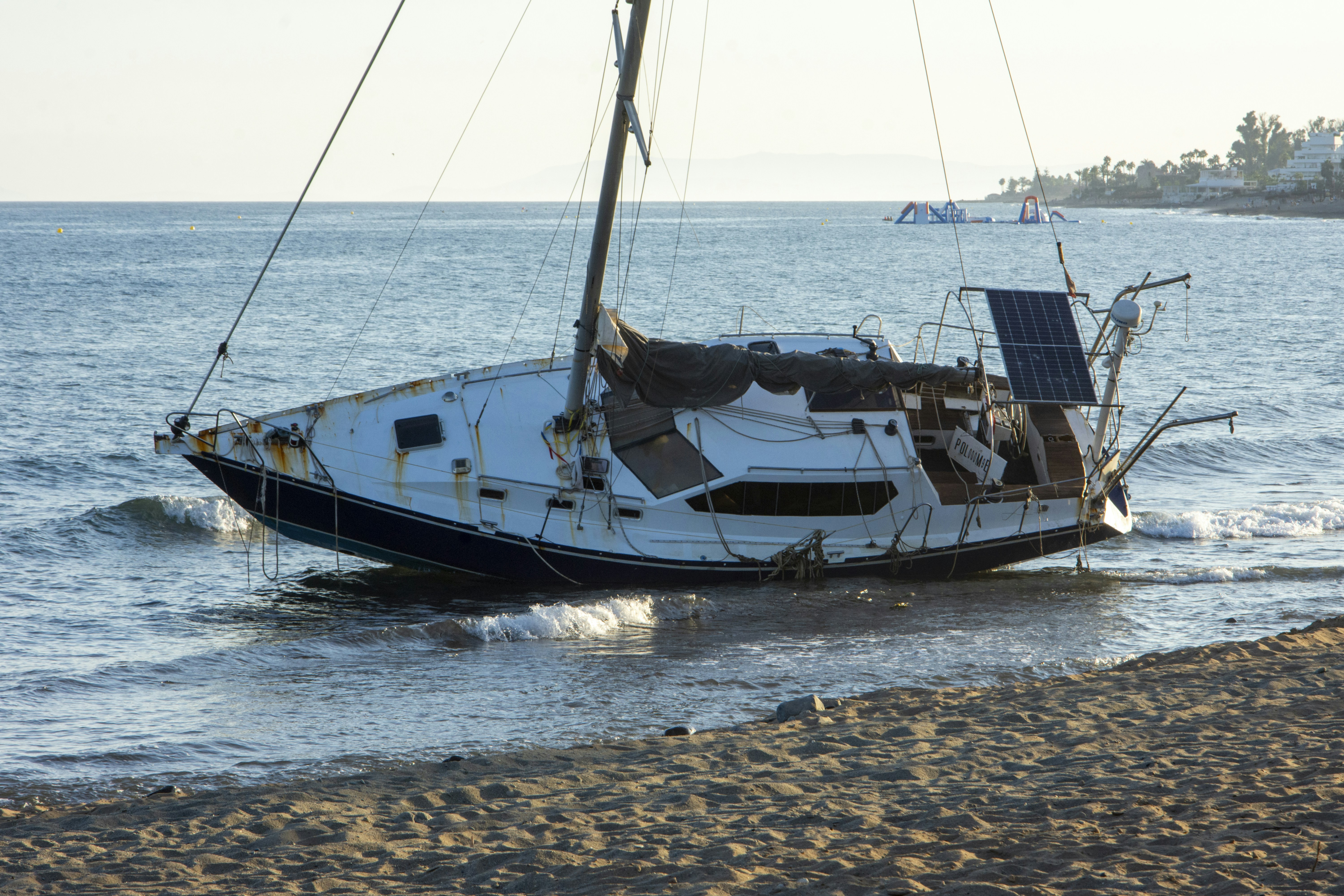 Paneles solares y banco de baterías en velero: cómo gestionar la energía a bordo — Espacio Náutico Buenos Aires