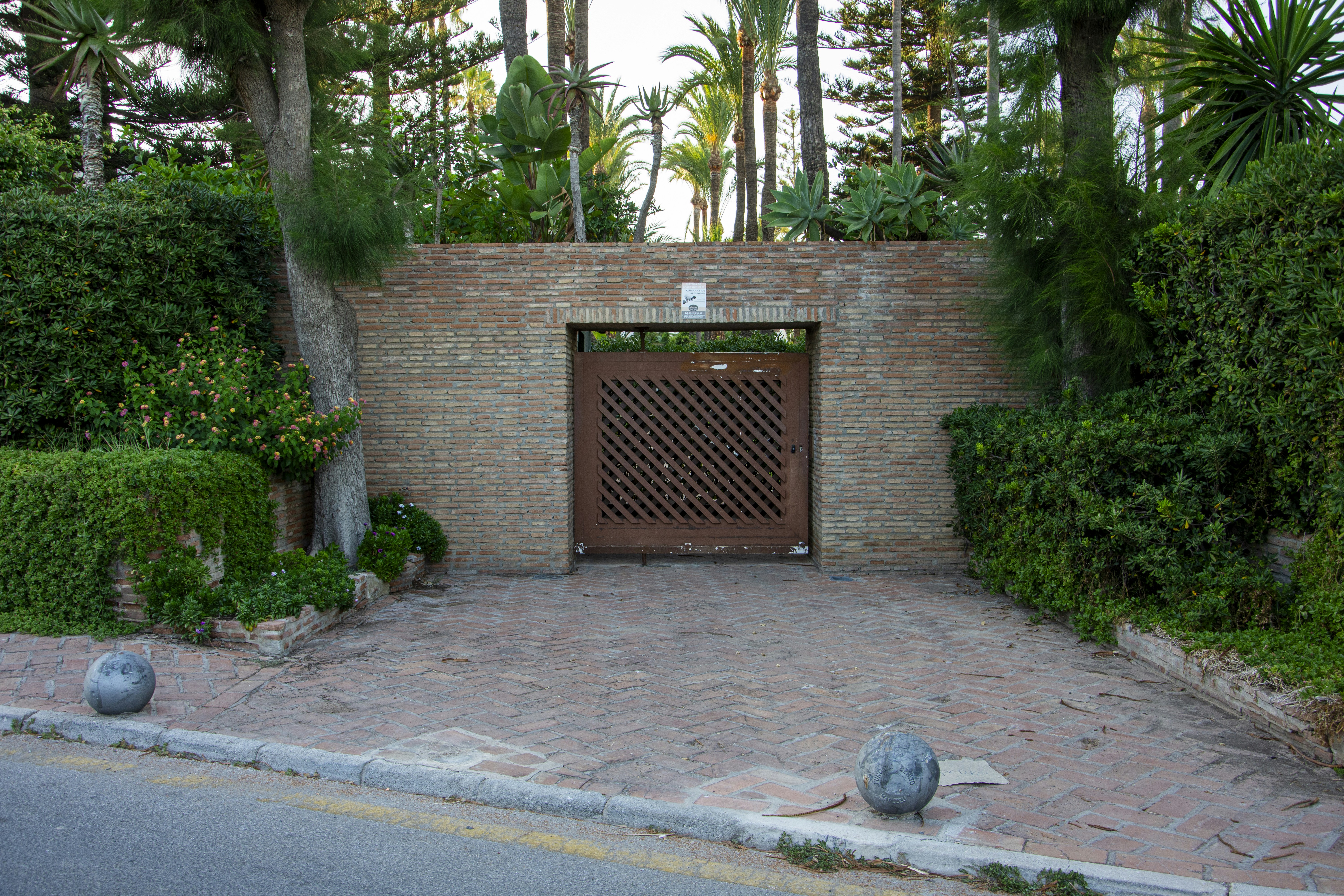 rustic home entrance, wallpaper, Rustic Entryway Design Mistakes: How to Avoid Them 6
