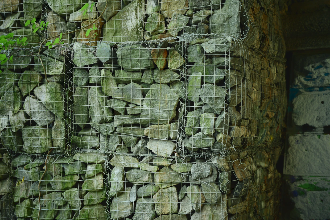 Gabion rempli de pierres et maintenu par un treillis métallique