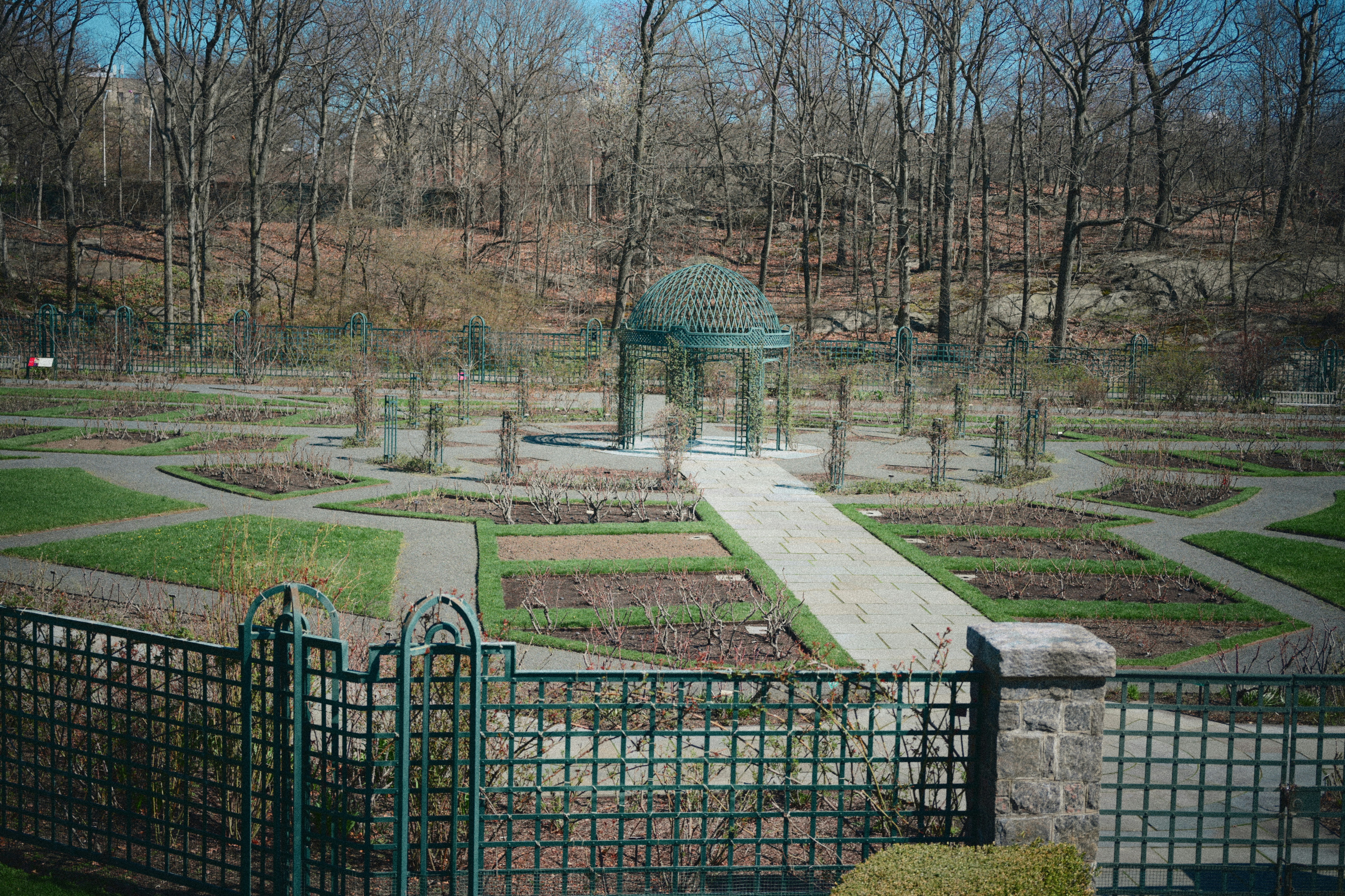 Wintergarten mit einem zentralen Pavillon und gewundenen Wegen.