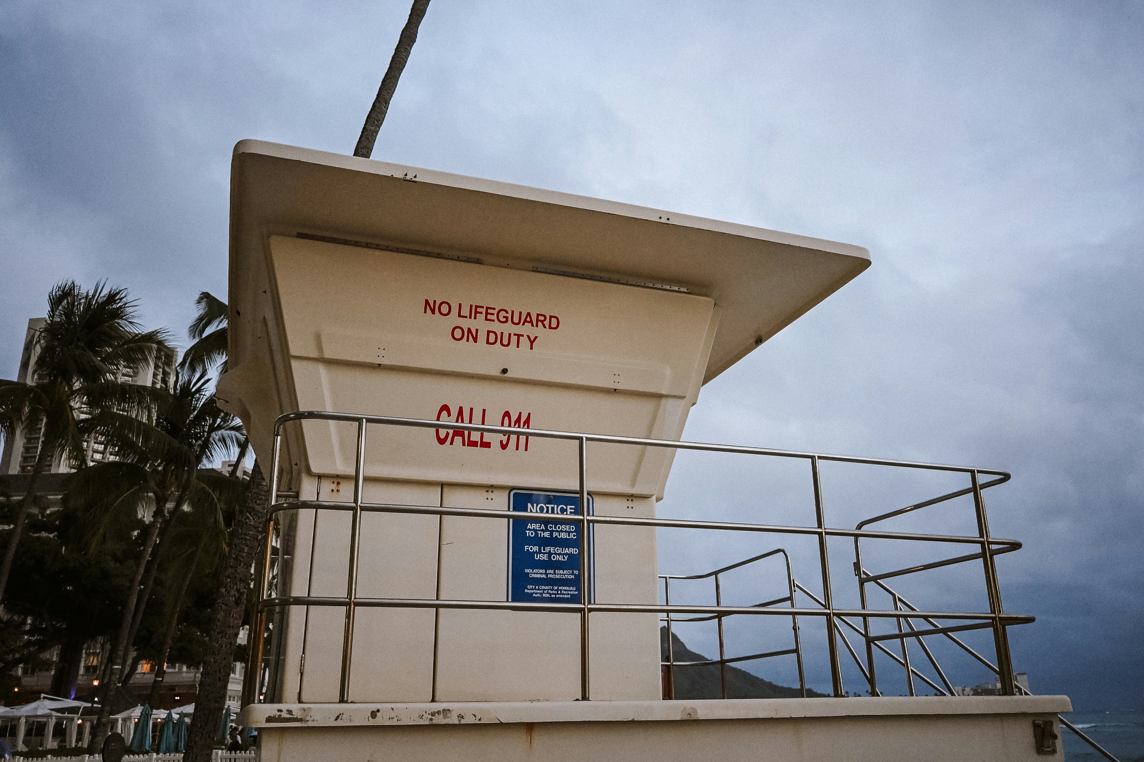 Una torre bianca per bagnini con il cartello 'nessun bagnino in servizio'.
