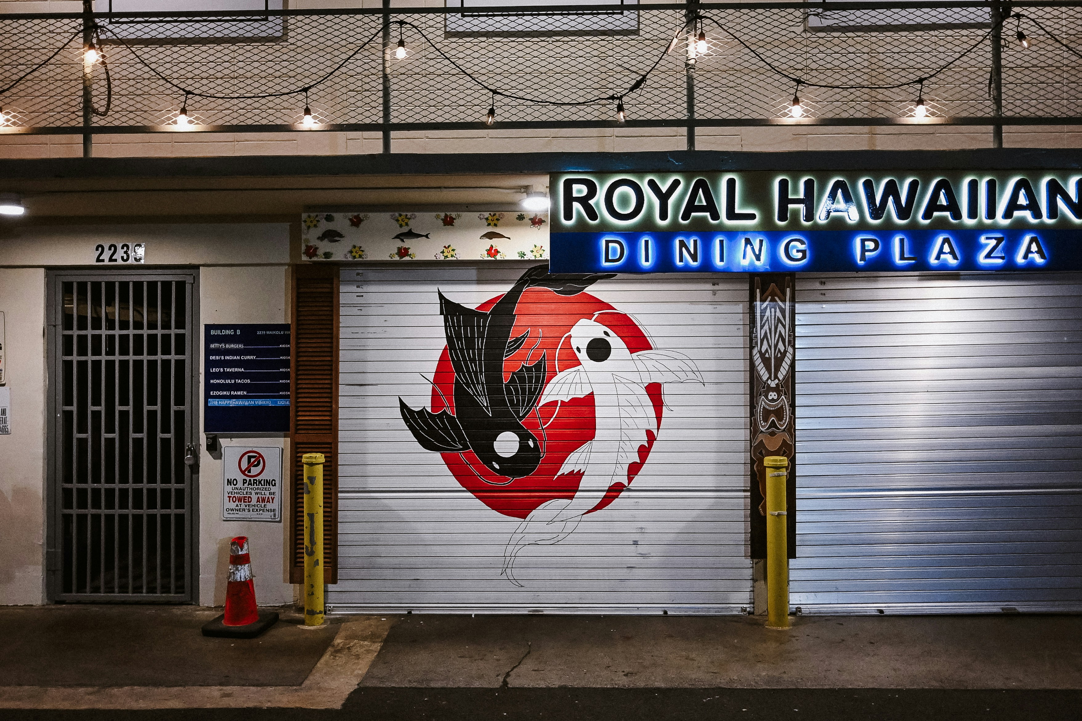 Plaza reale hawaiana con un vivace murale di pesci koi.