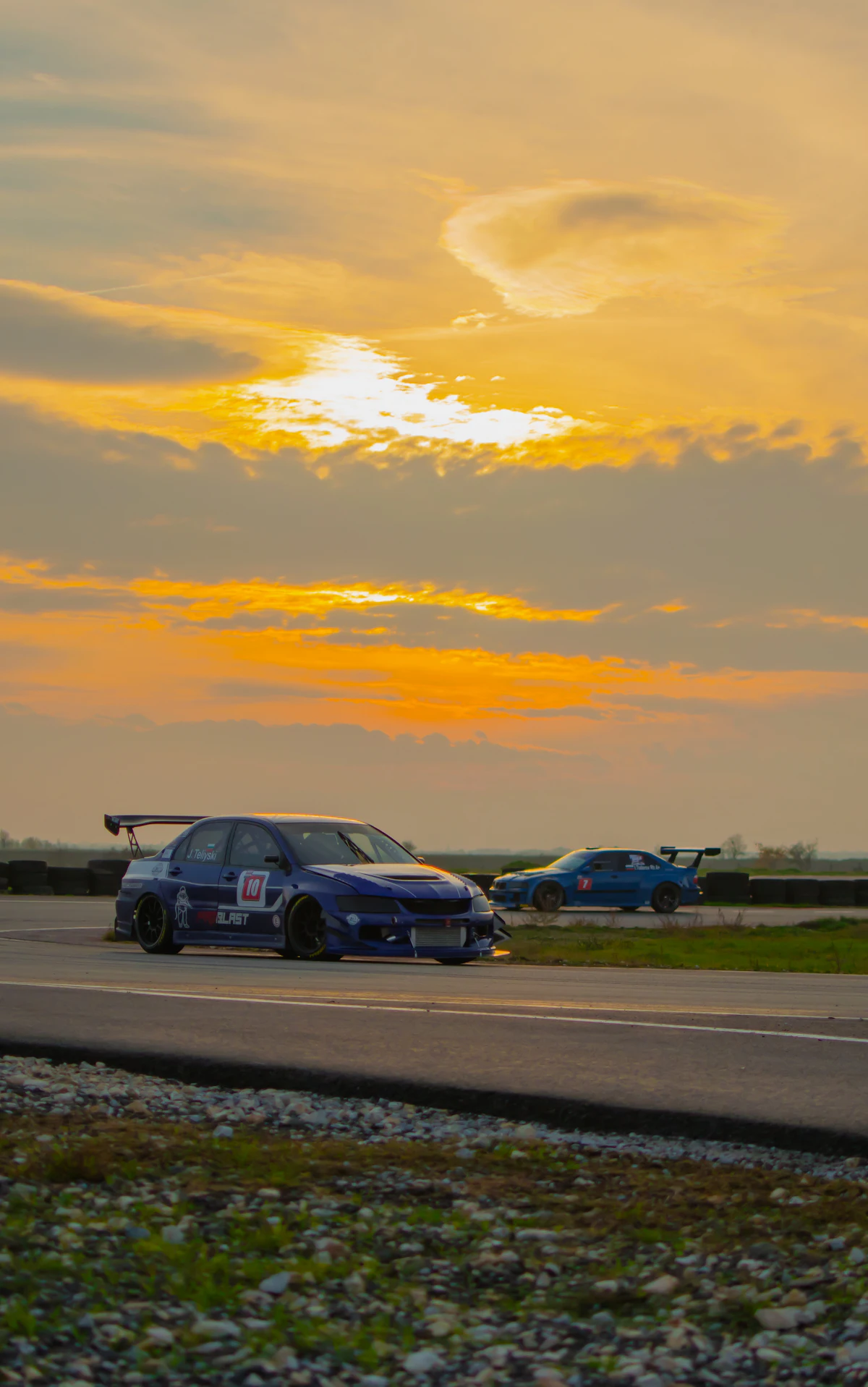 mașini sport pe circuit