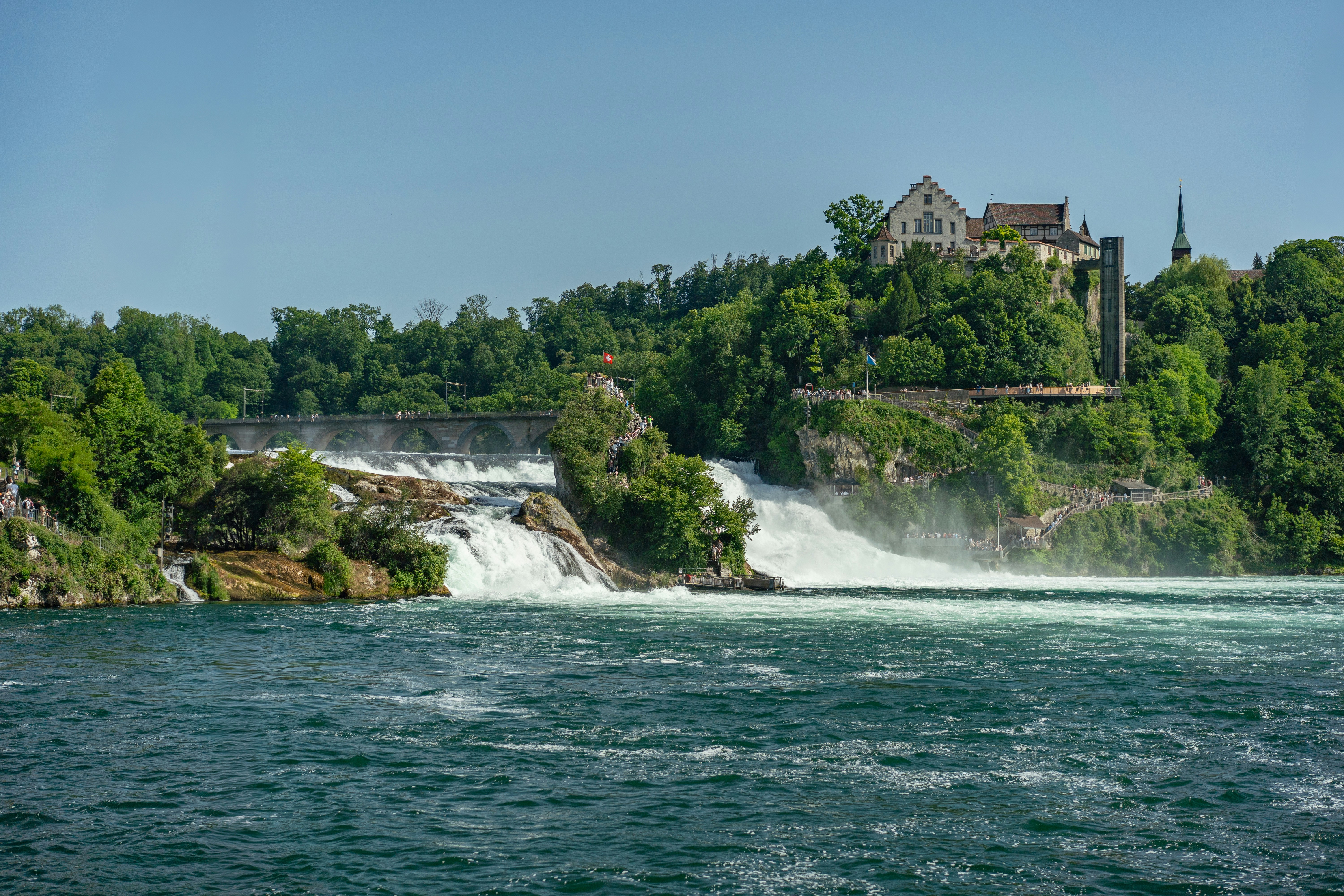 Le château historique surplombe une puissante cascade et une large rivière.