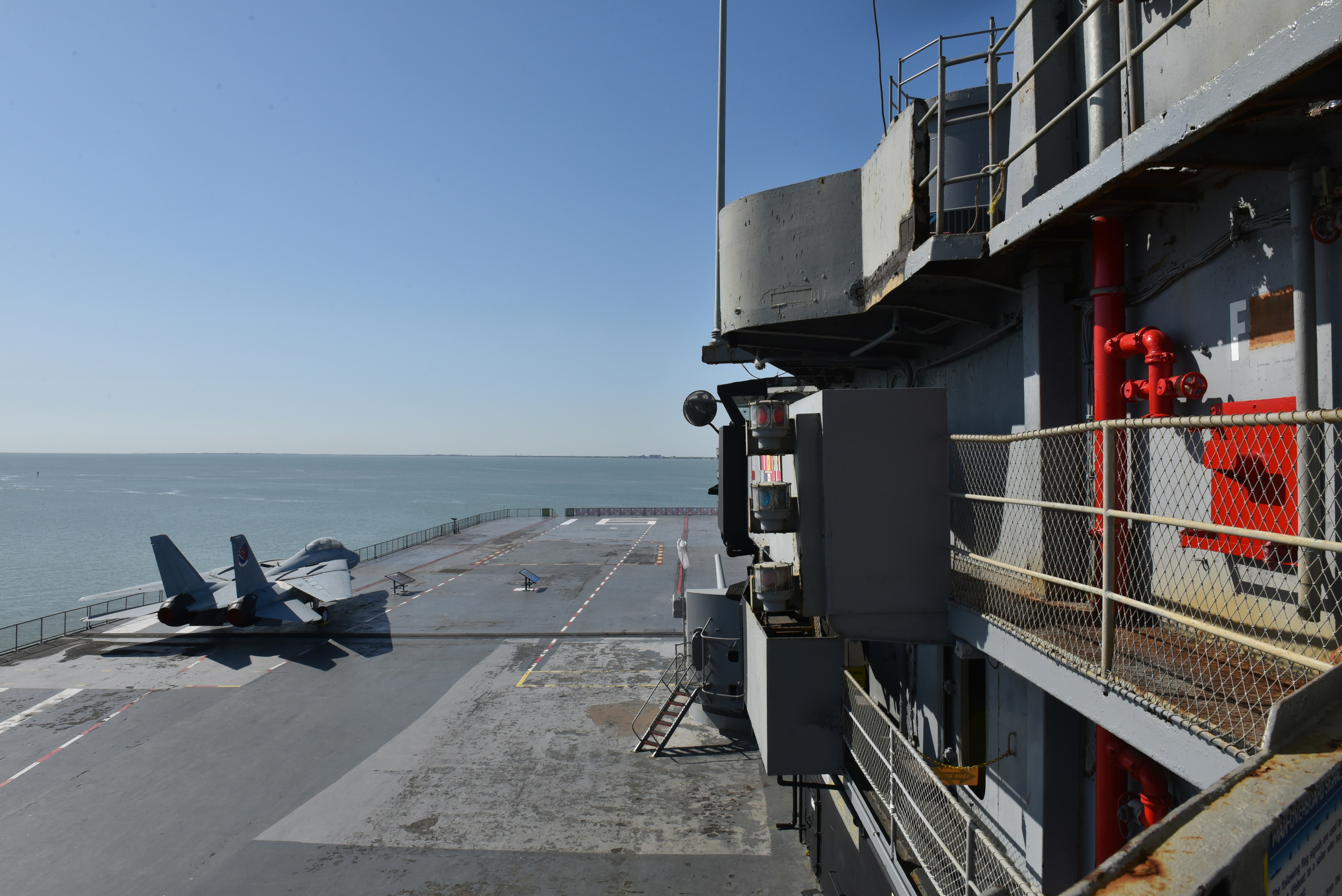 Zwei Kampfjets auf einem Flugzeugträgerdeck auf See.