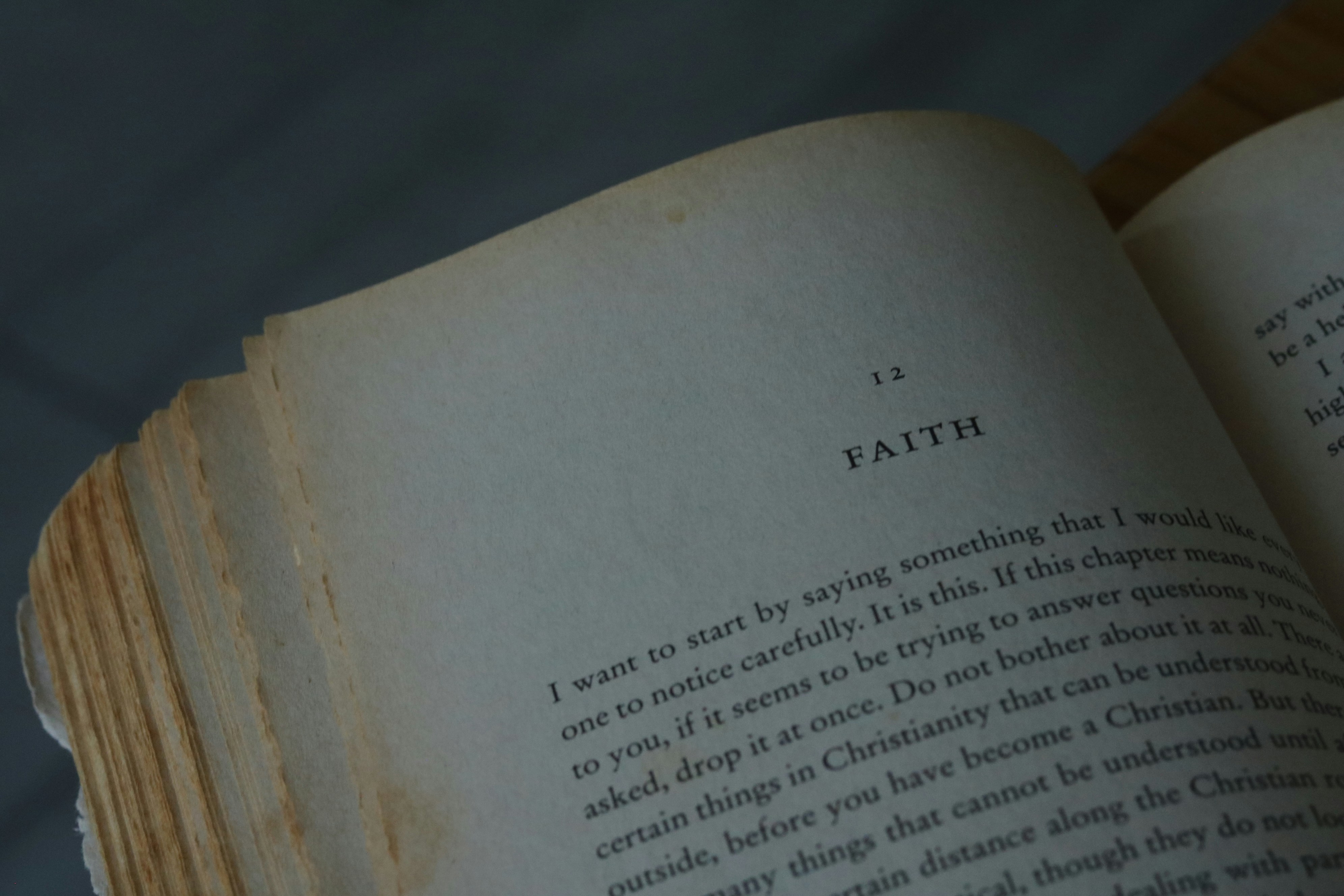 Vieux livre ouvert sur une page intitulée « foi ».