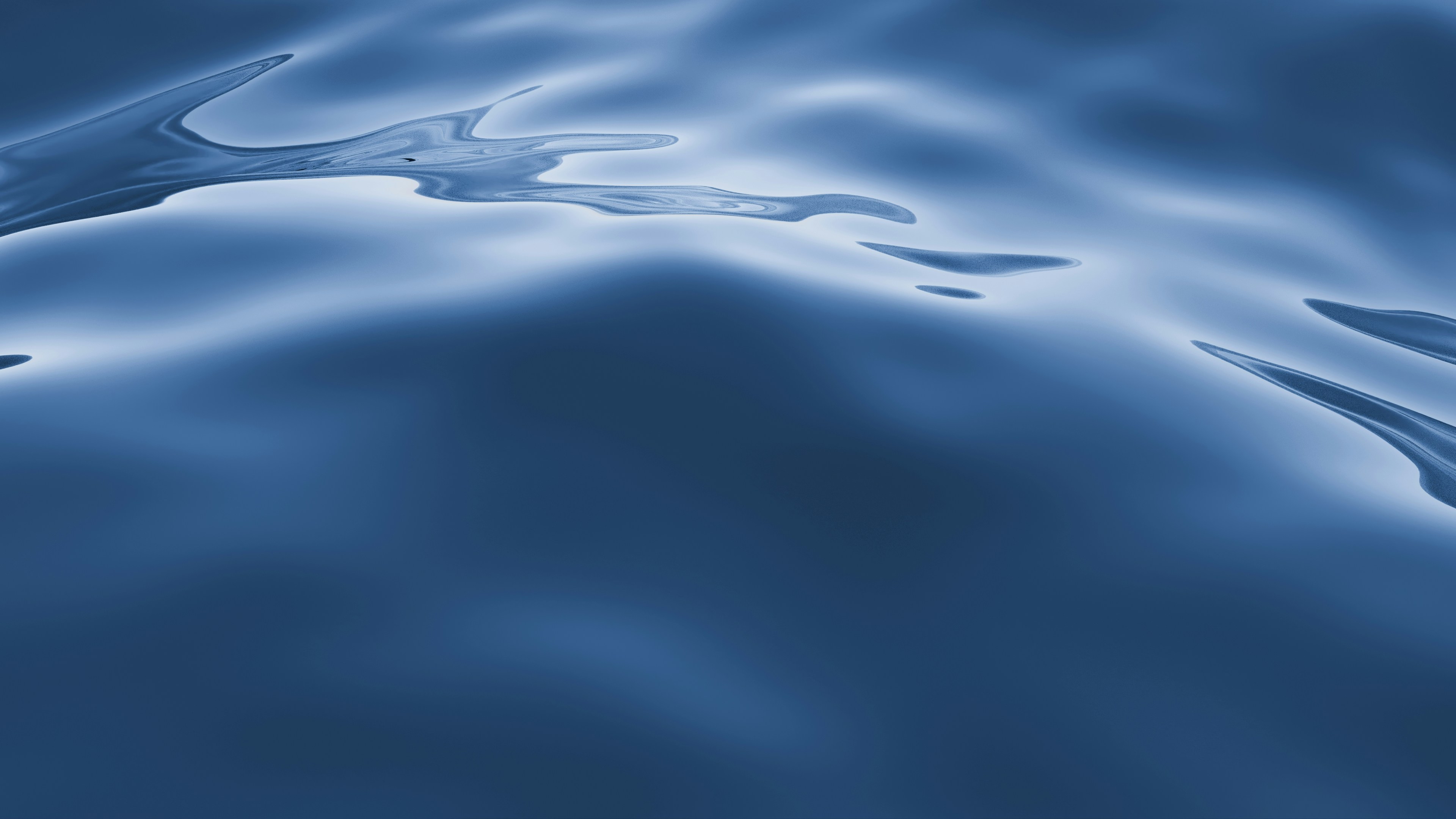 Superficie abstracta de agua azul con suaves ondulaciones y reflejos.