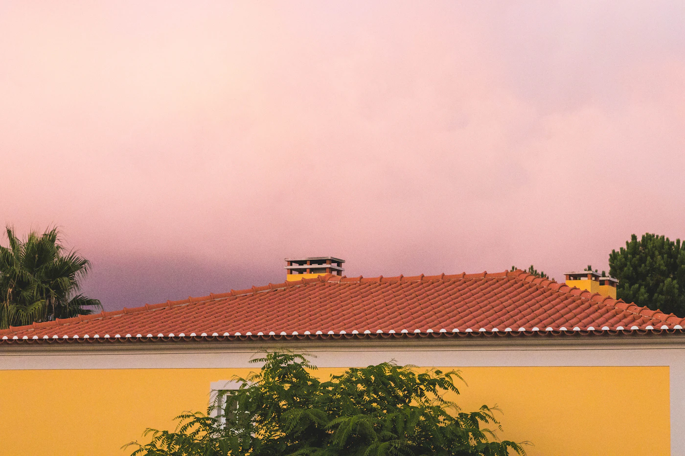 Techo de teja y fachada cálida al atardecer