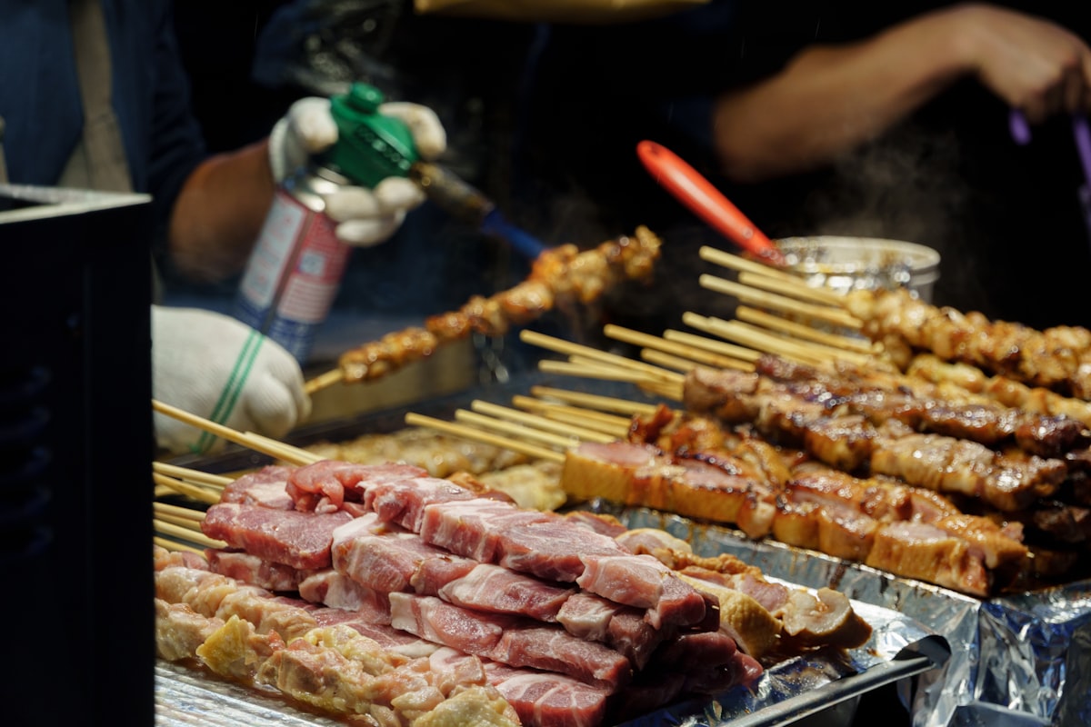 Người bán hàng rong Hàn Quốc nướng xiên que sotteok sotteok bằng ngọn lửa