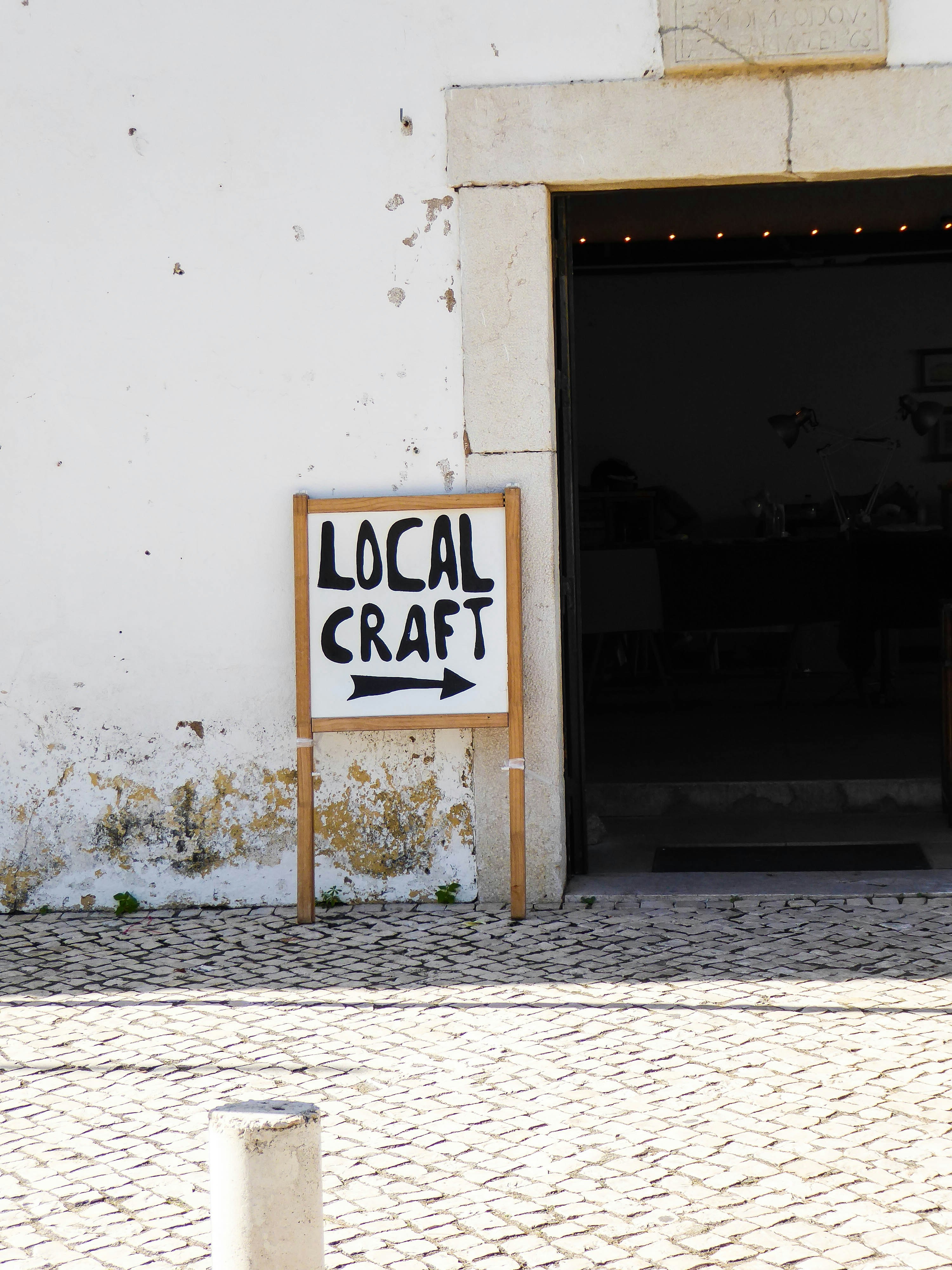 Un panneau « artisanat local » indique une porte ouverte.