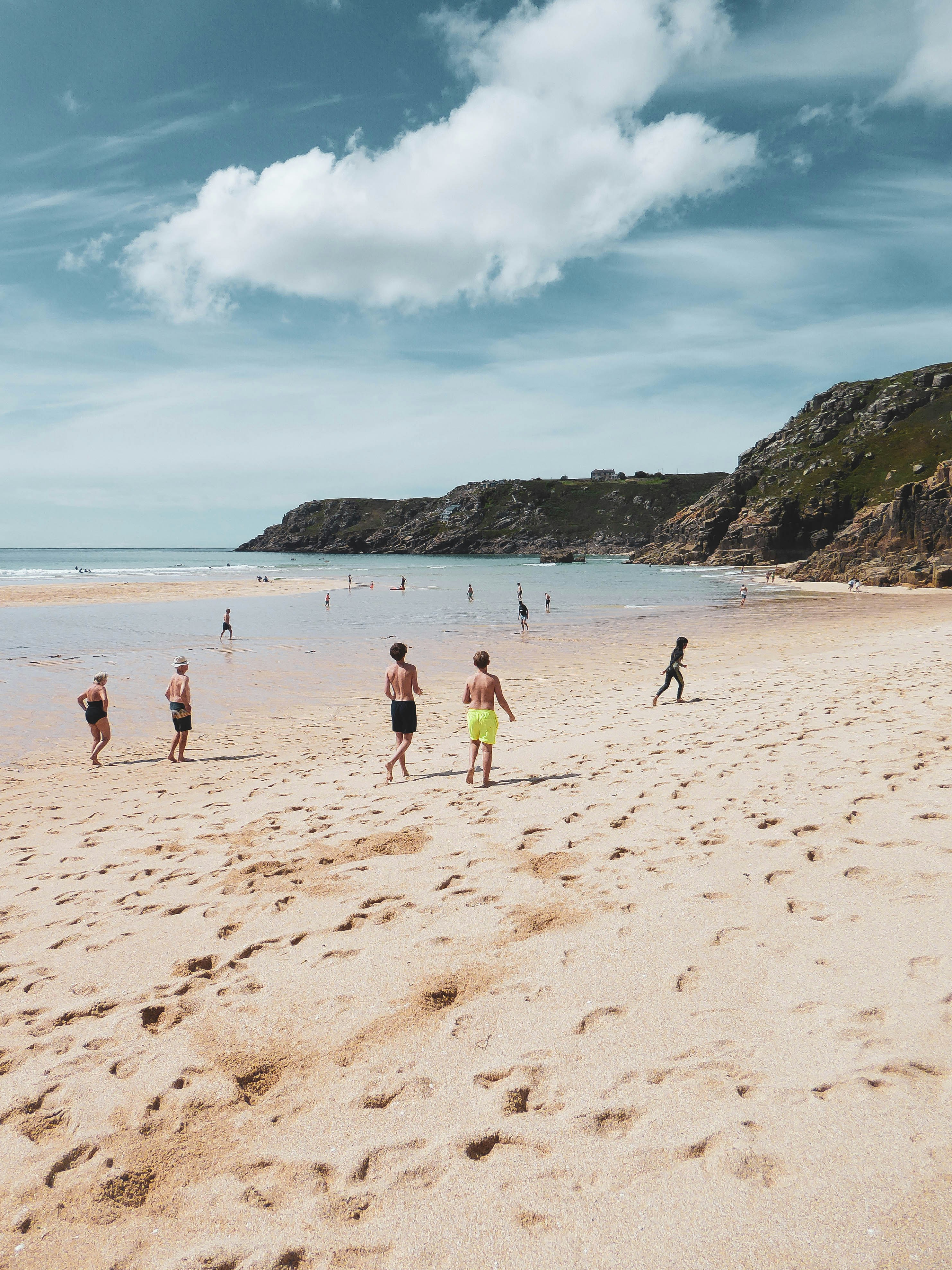 Des gens profitant d’une journée ensoleillée sur une plage de sable.