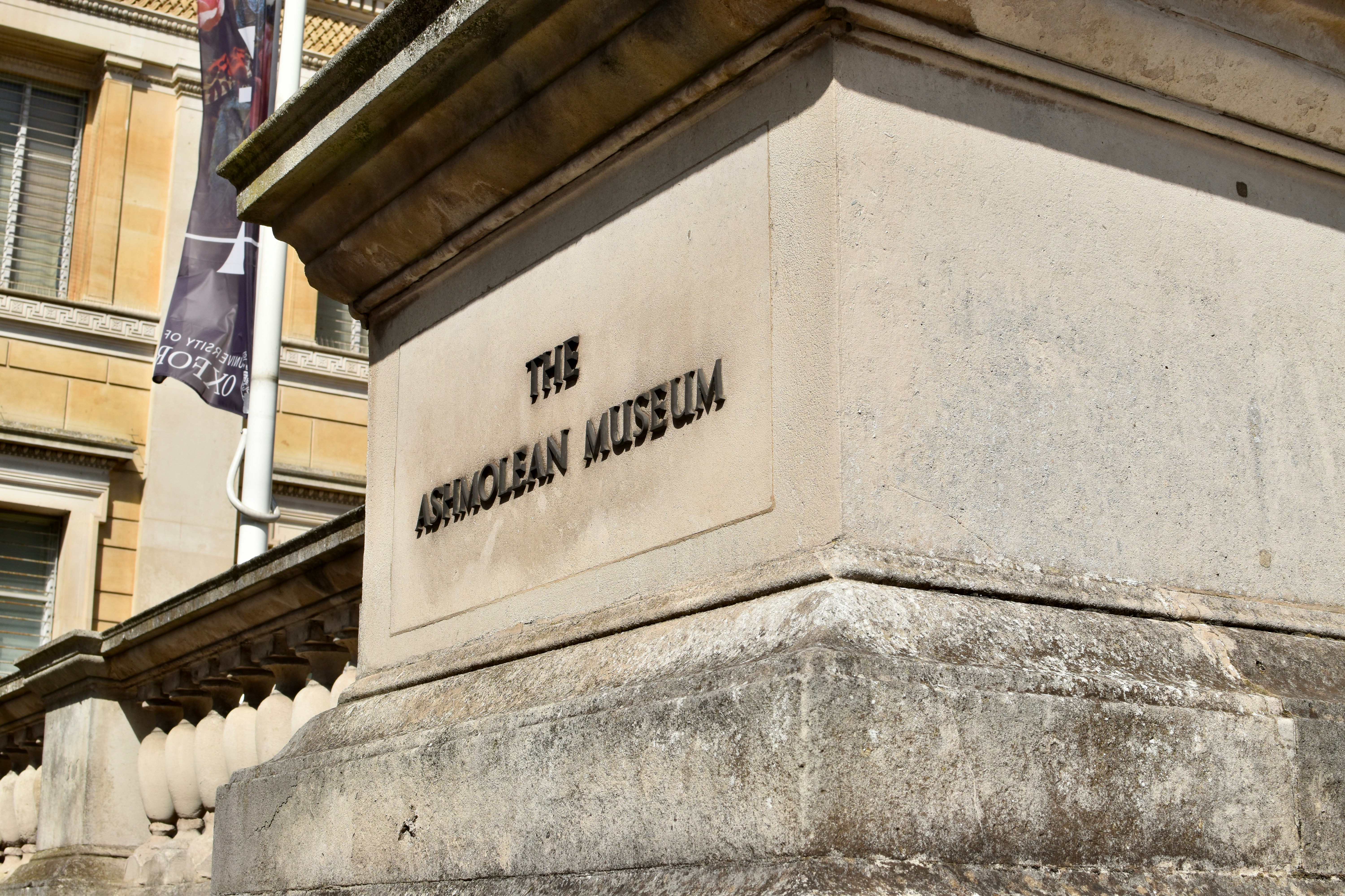 Das Ashmolean-Museumsschild ist in ein steinernes Gebäude gemeißelt.