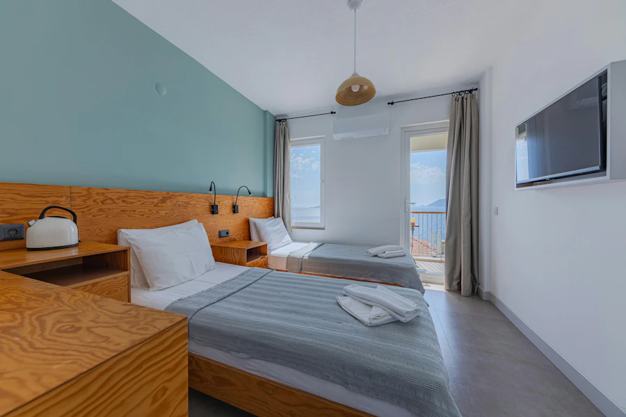 Dormitorio climatizado con split en la pared