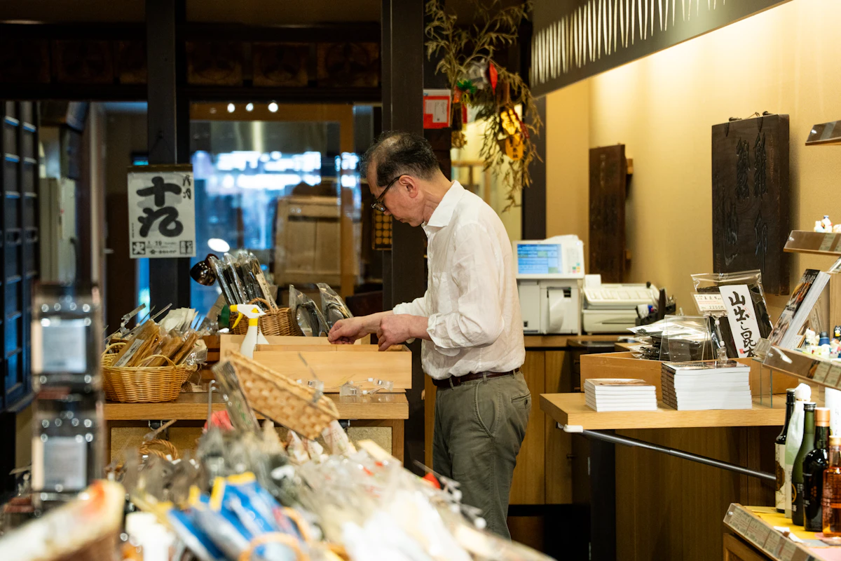 蔵・直売店で働くスタッフのイメージ