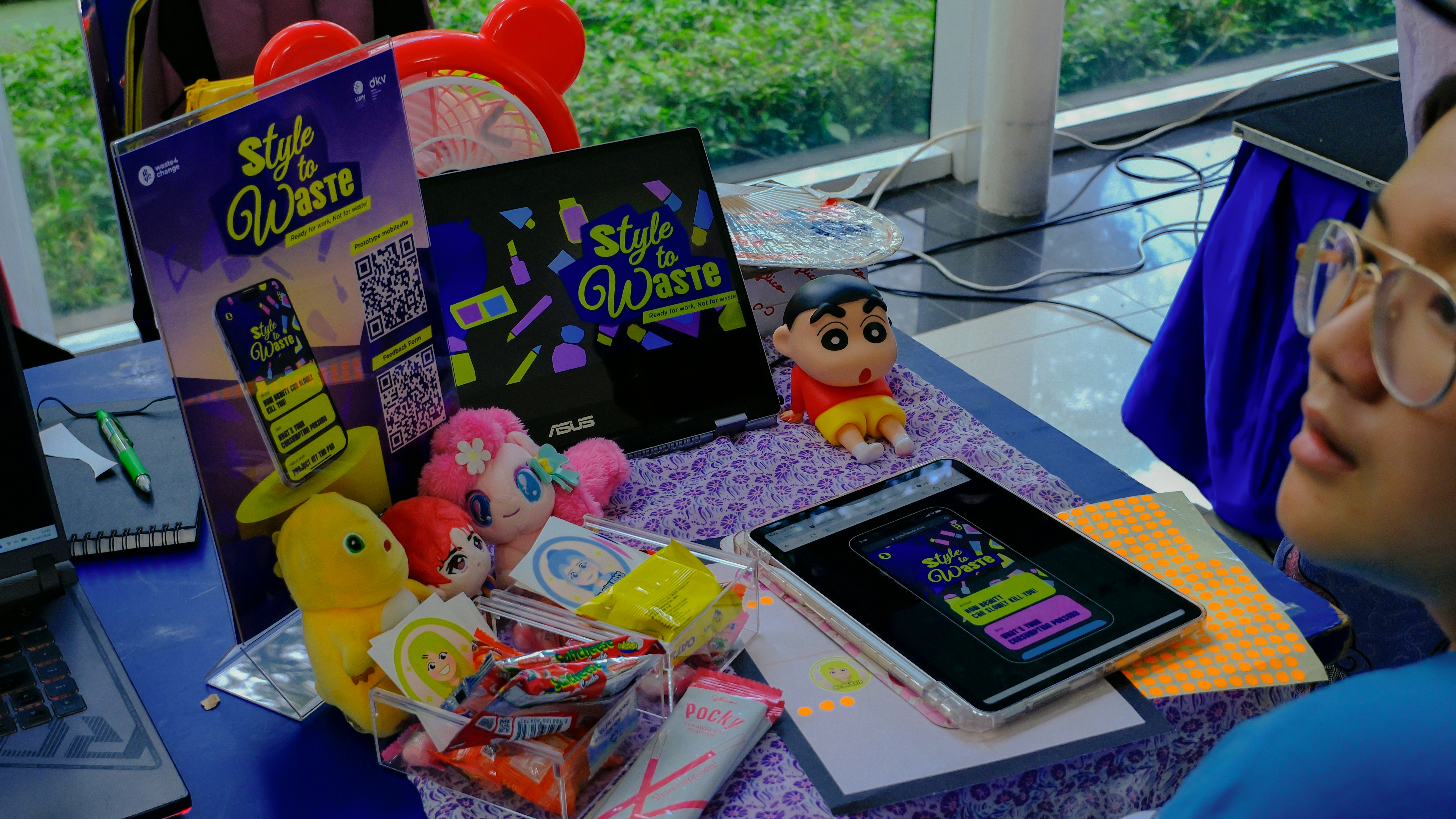 Vários brinquedos, doces e itens de marca expostos em uma mesa.