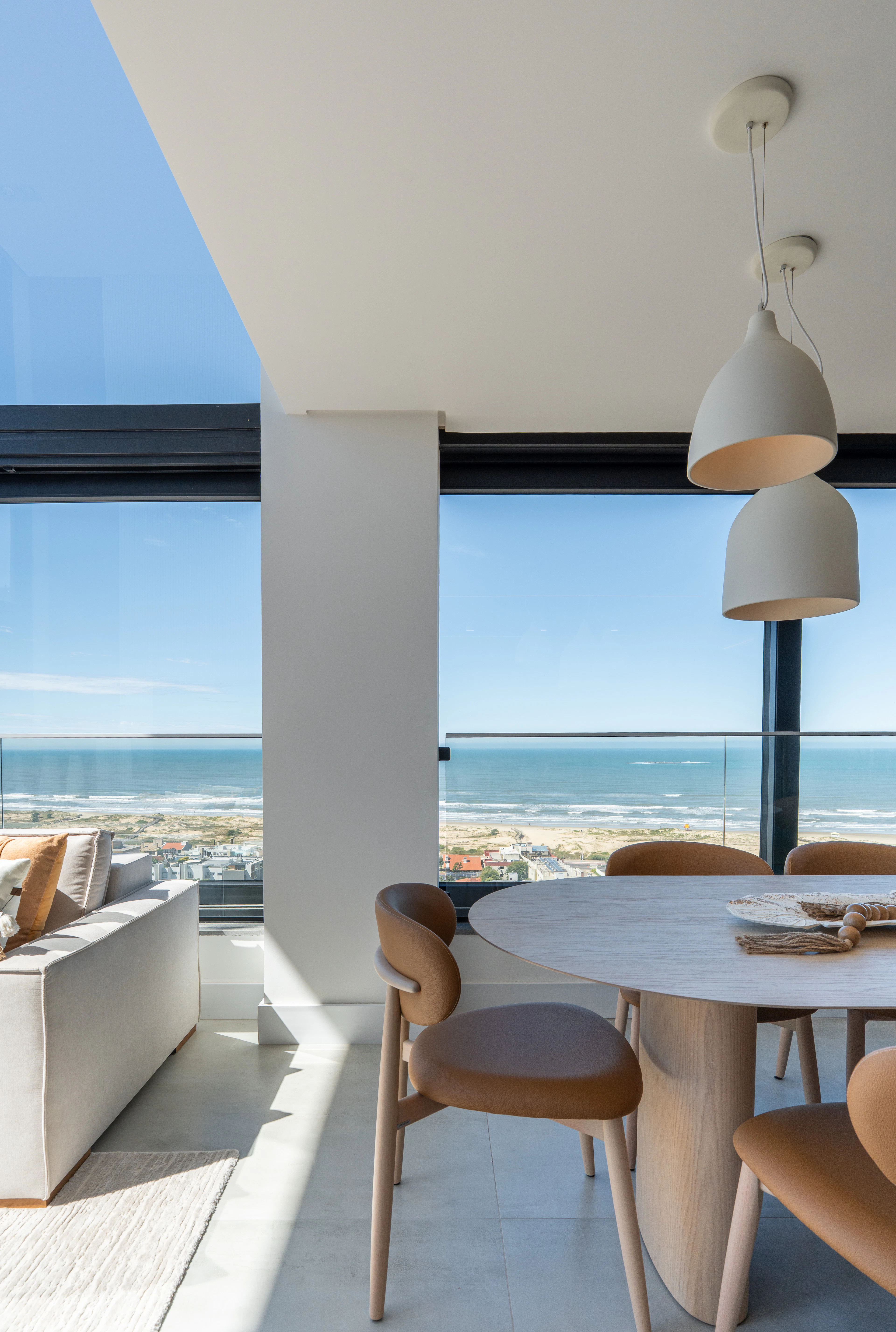 Sala de jantar de apartamento com vista panorâmica para o mar
