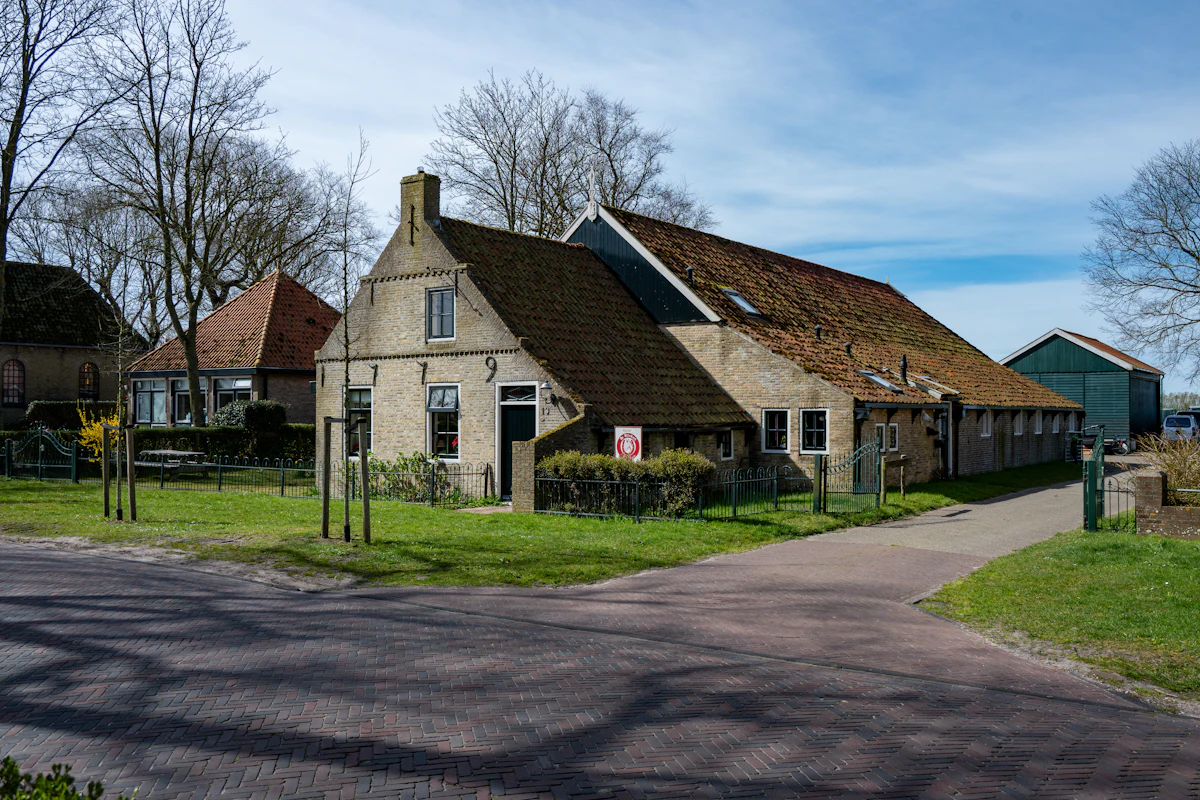 Historische boerderij met schuur op het platteland