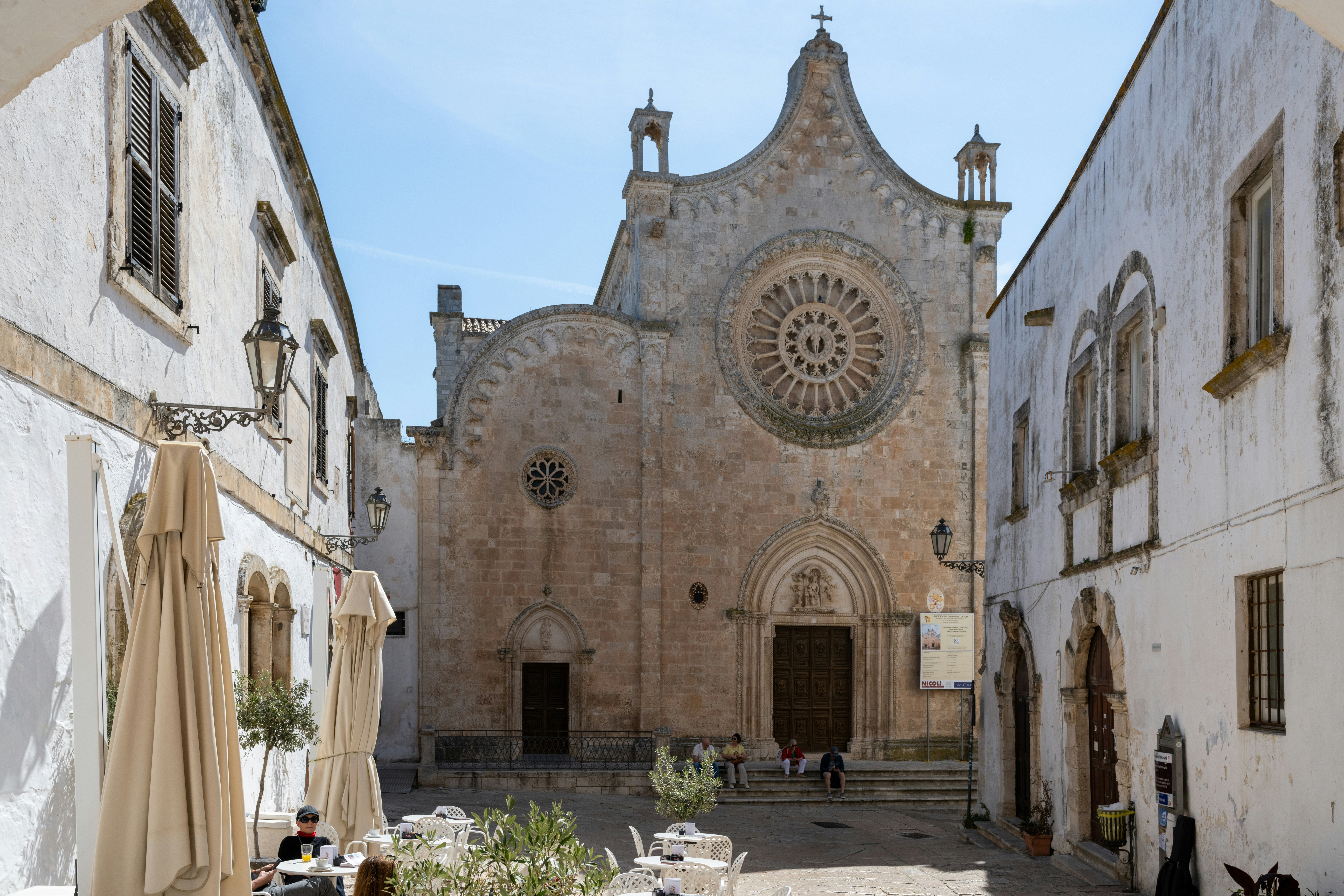 Bellissima vecchia chiesa in una soleggiata piazza europea.
