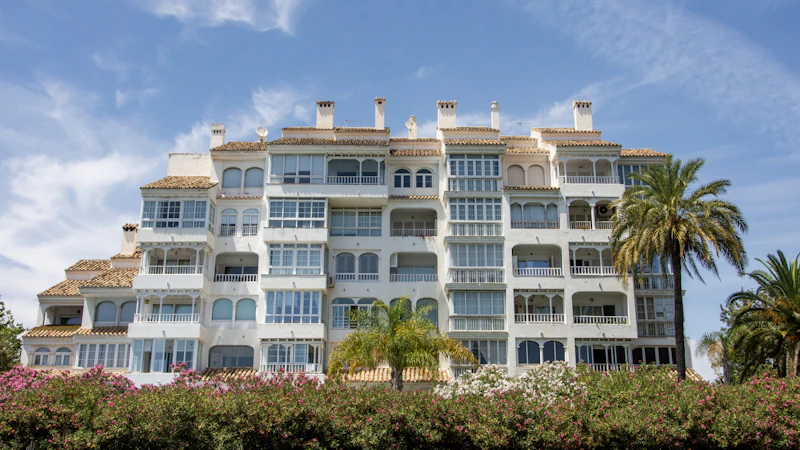 Edificio moderno eficiente con terrazas y vegetación
