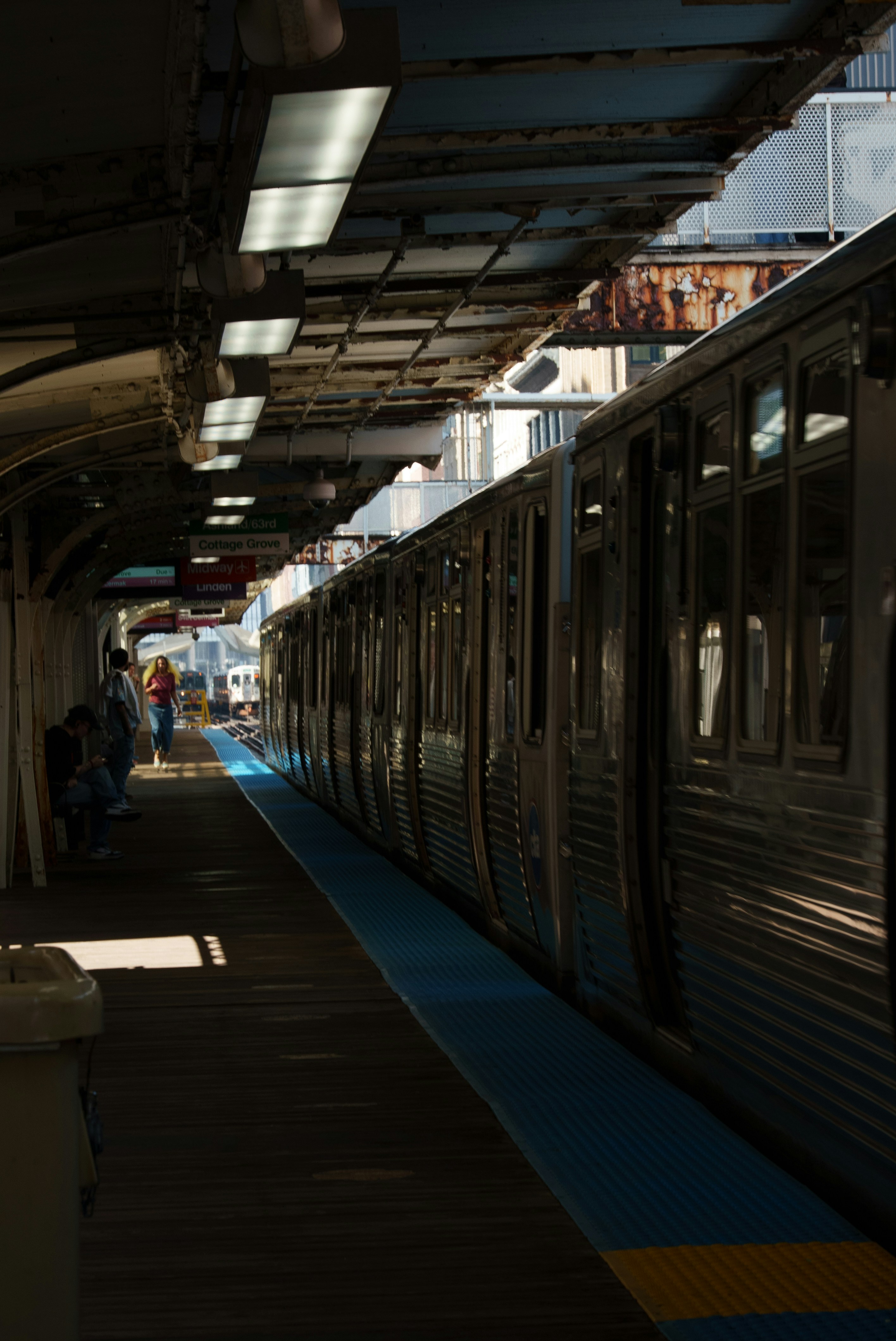 Un train de métro sur un quai de gare avec des gens.