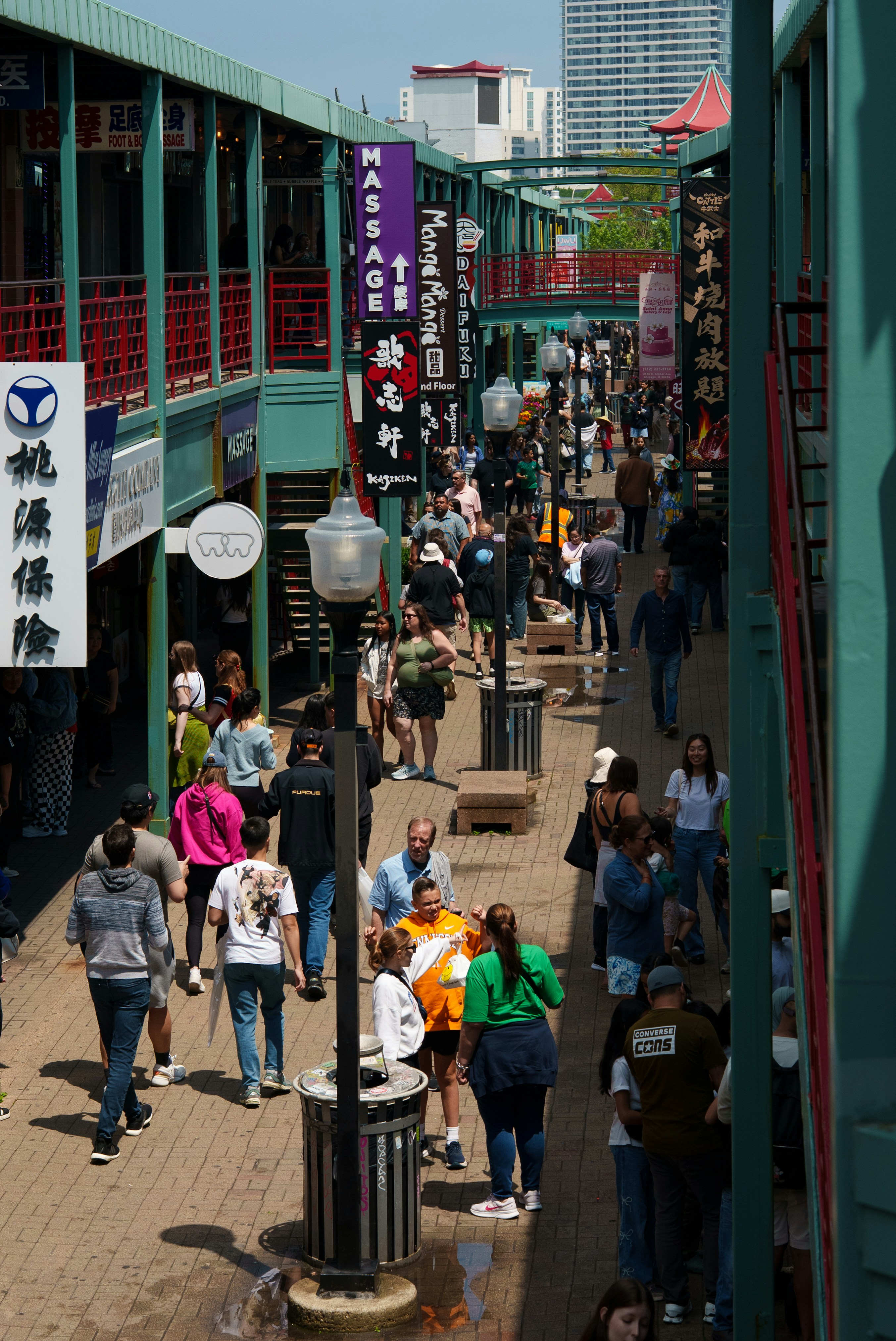 Les gens traversent un marché en plein air animé avec une architecture unique.