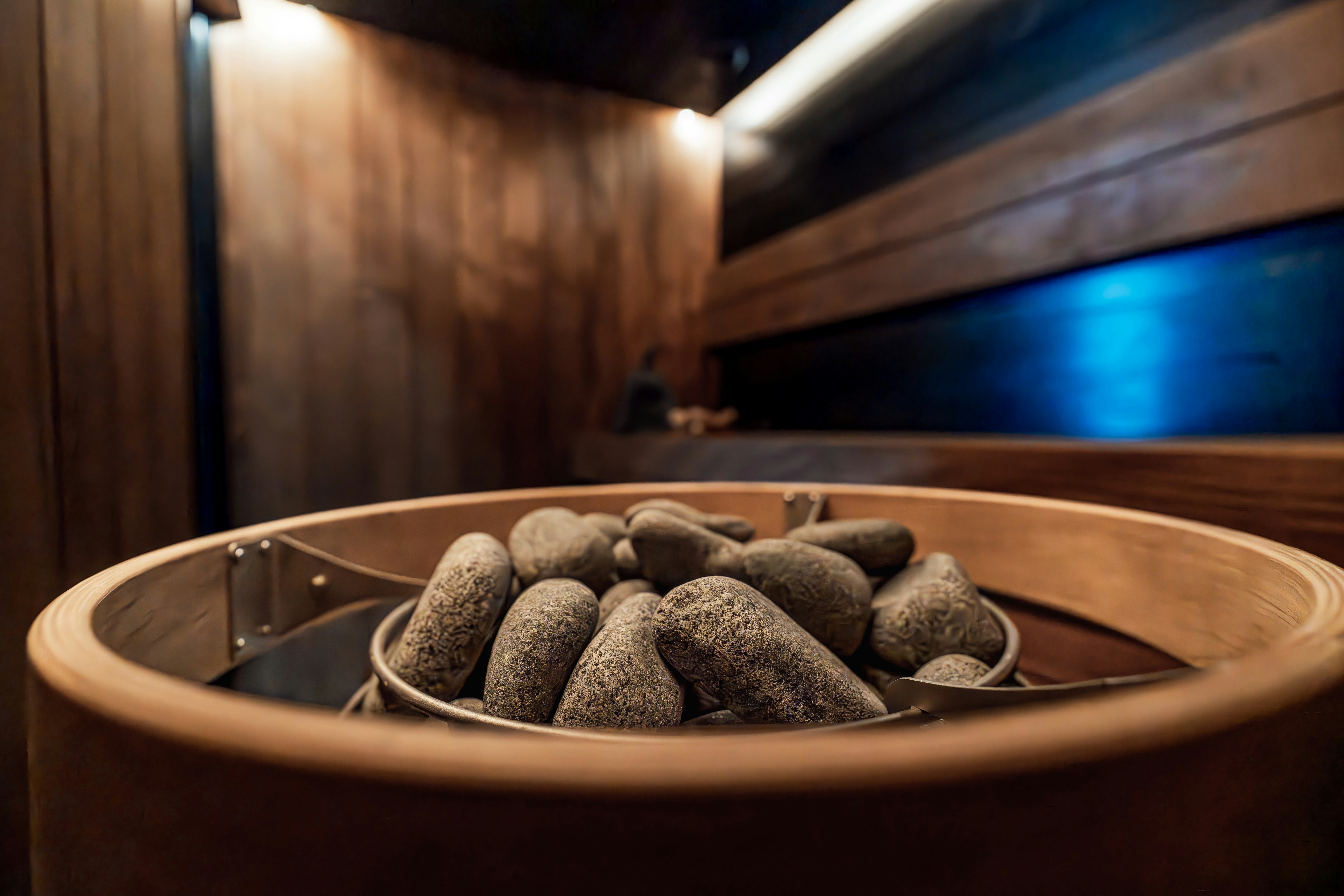 Des pierres de sauna chaudes dans un chauffage en bois.