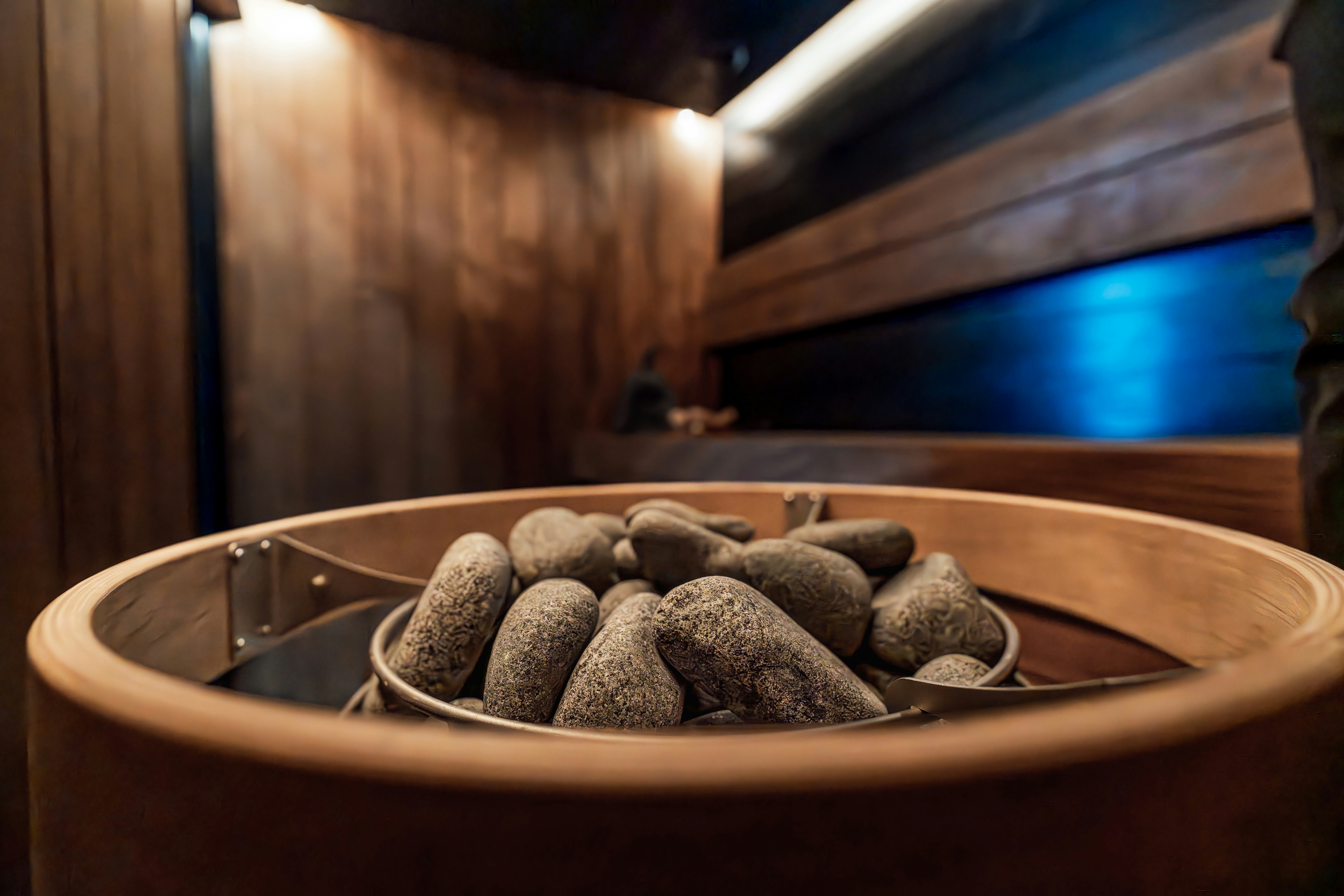 Sauna traditionnel en bois avec des pierres chaudes.