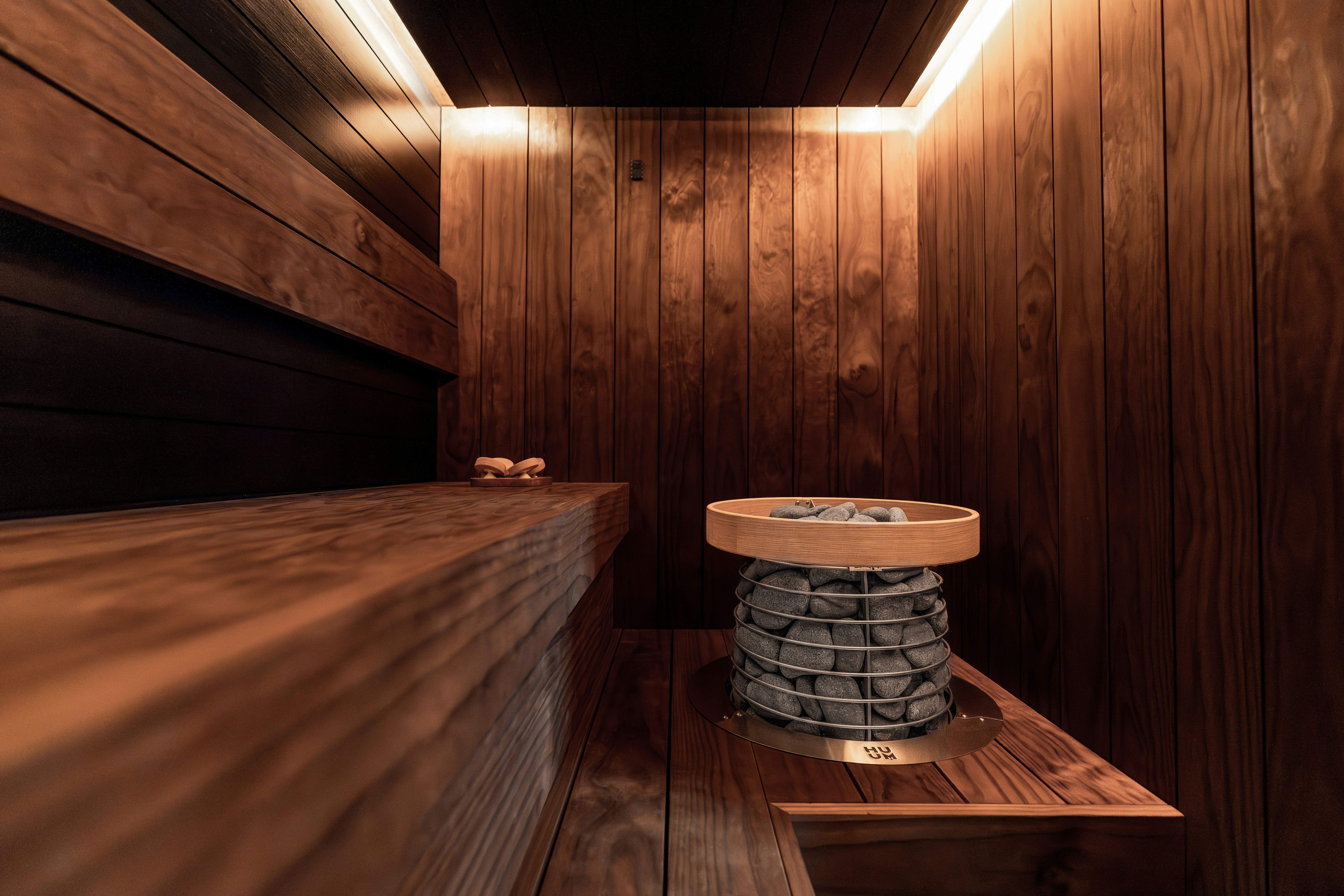 Intérieur moderne de sauna en bois avec chauffage et éclairage chaud.