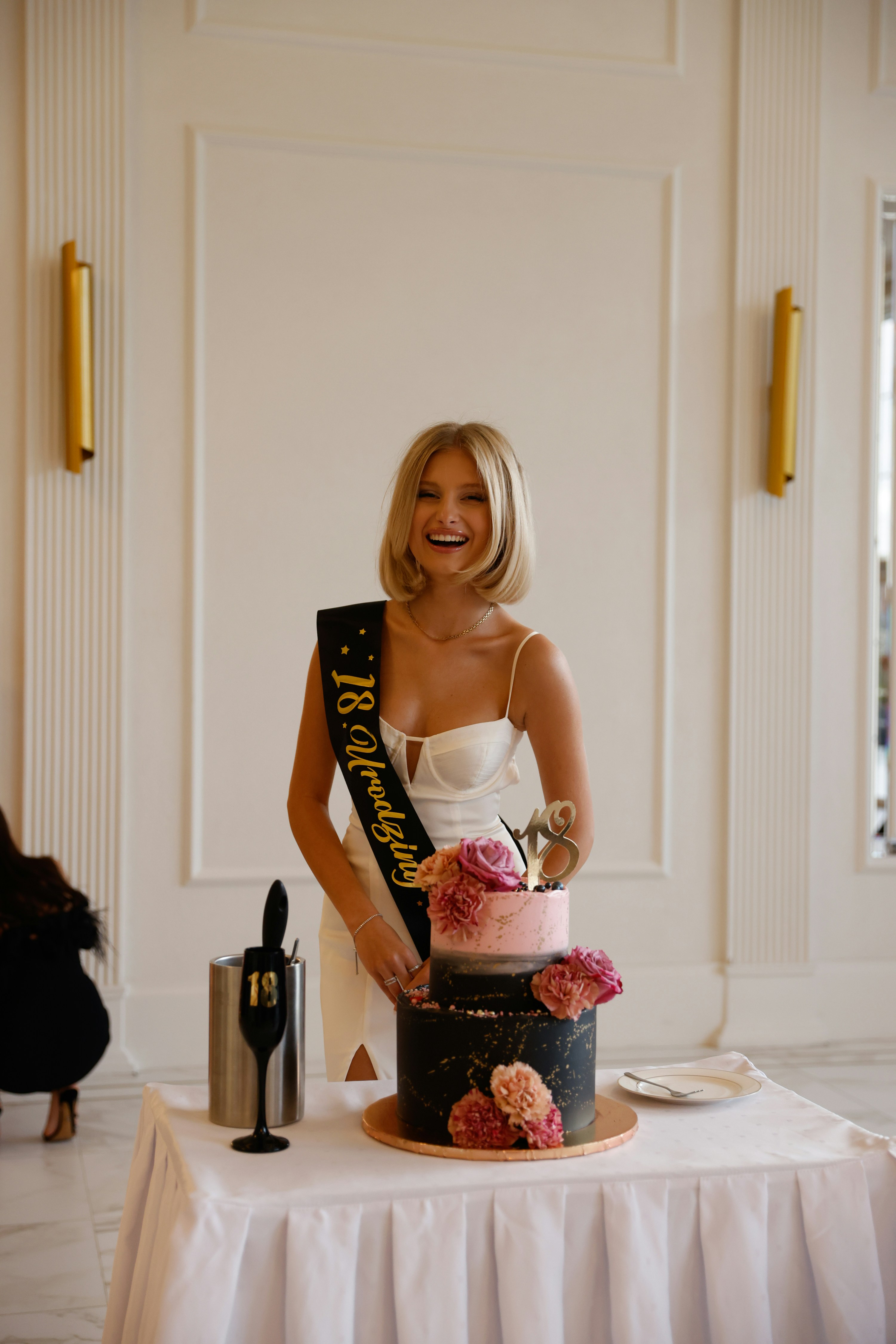 Mulher feliz com bolo de 18 anos e faixa