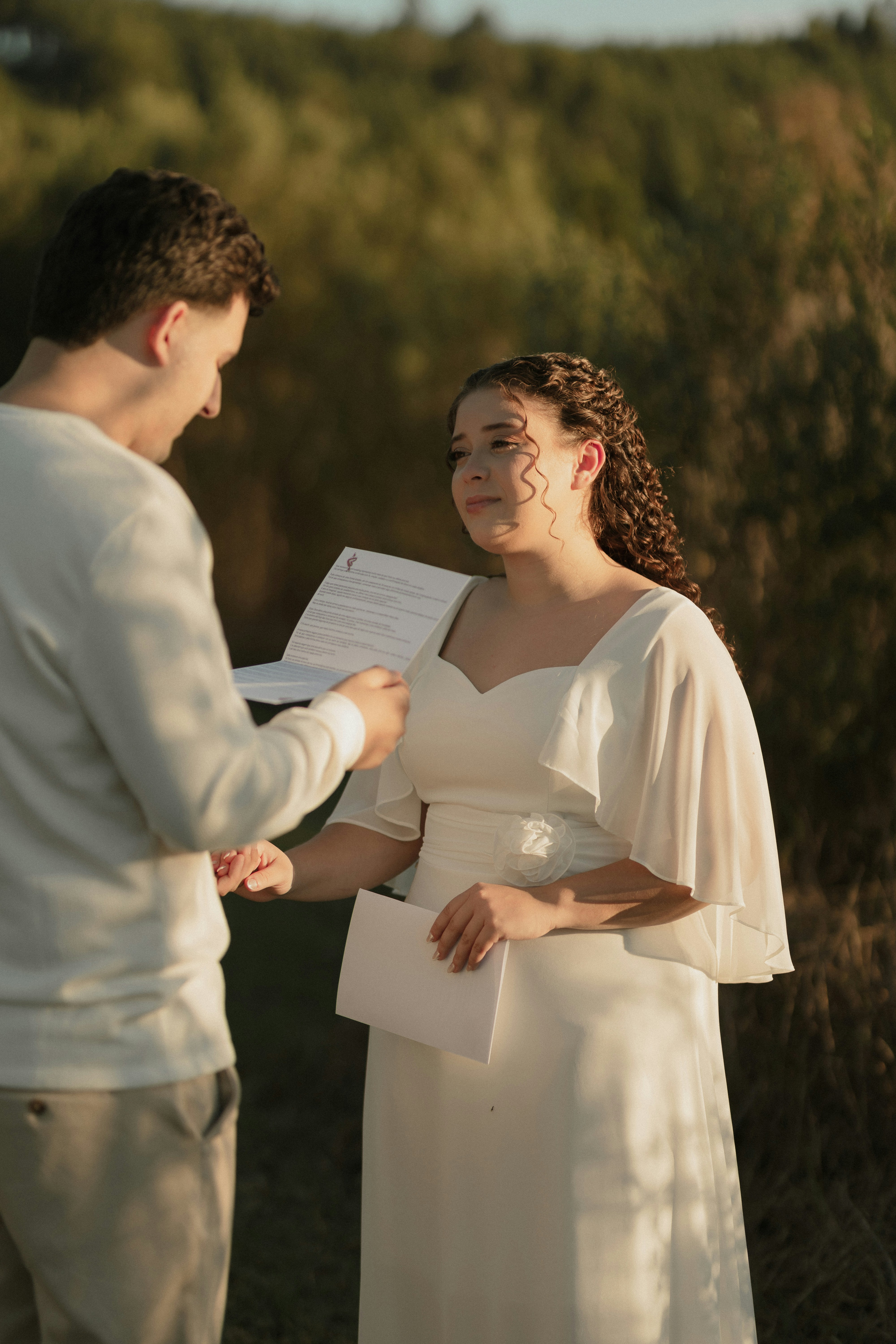 Porträtfoto (professional portrait photo of a outdoor wedding ceremony celebrant speech couple person, headshot, natural light)