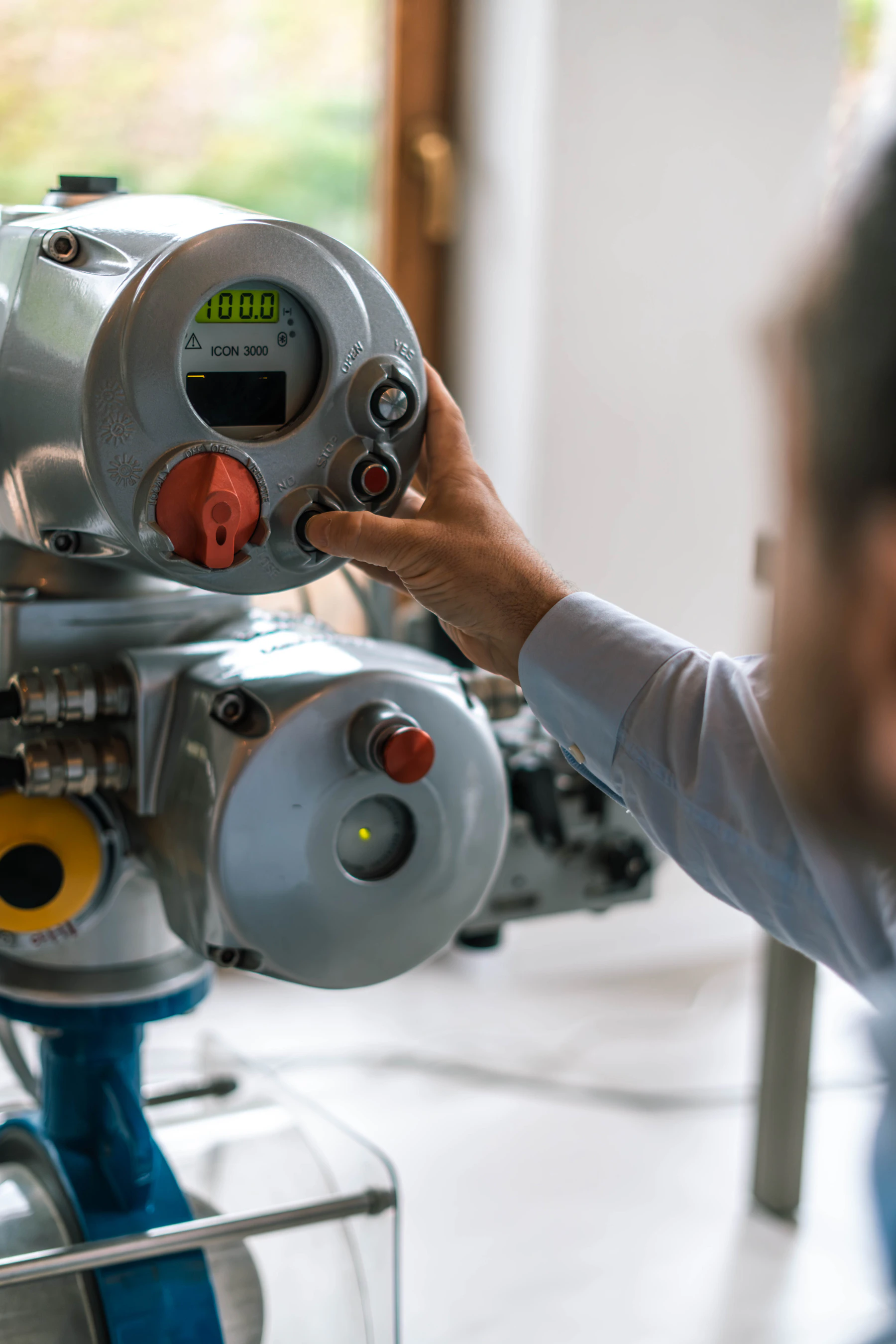 Tecnico al lavoro su un impianto industriale