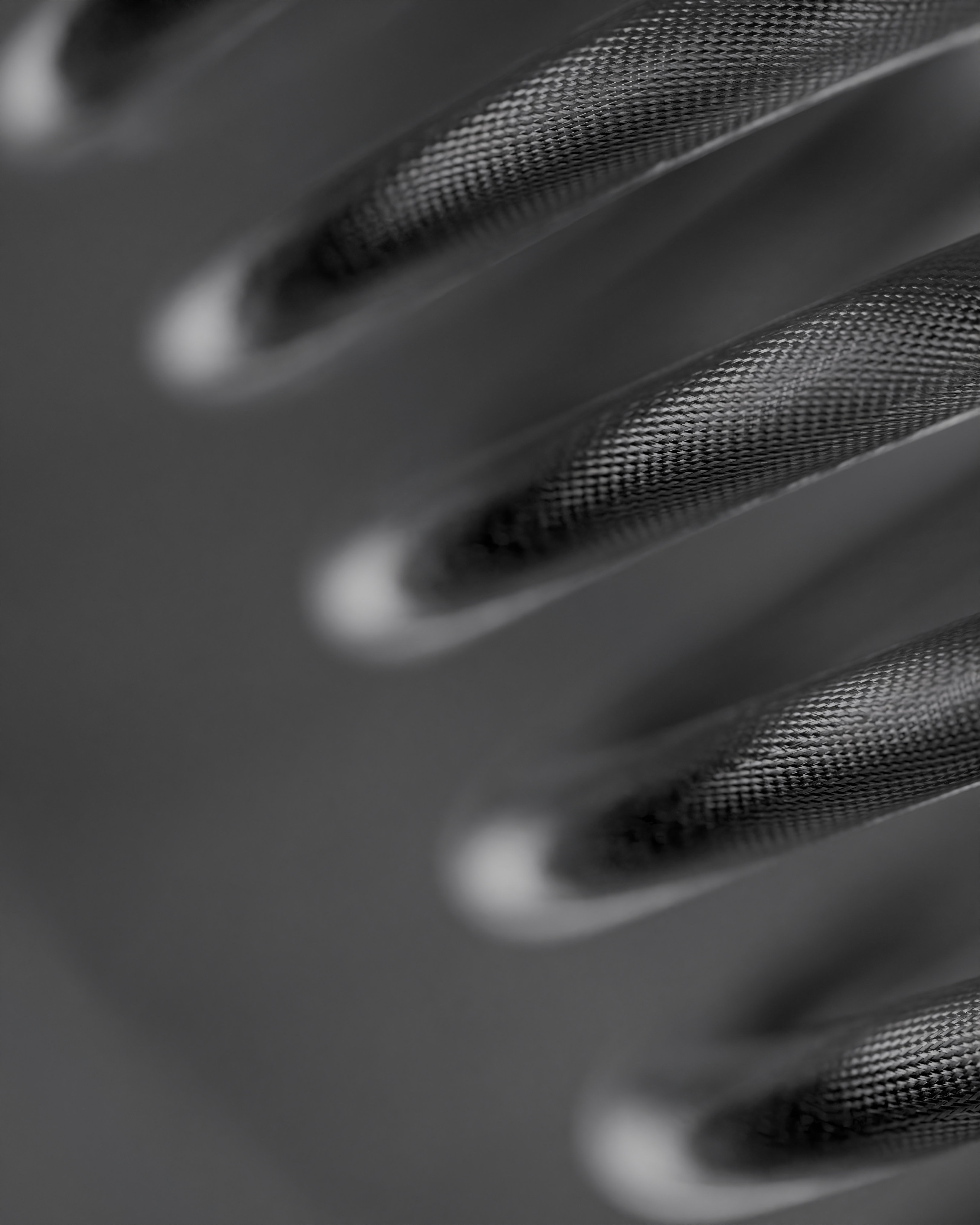 Texturierte Metallstäbe, die ein diagonales Muster bilden.