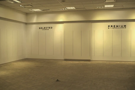 Empty room with 'selected' and 'premium' text on walls