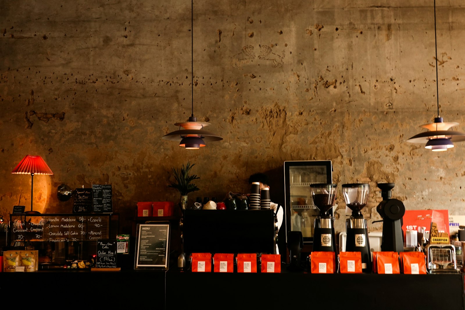 Le comptoir, ses moulins et ses sachets