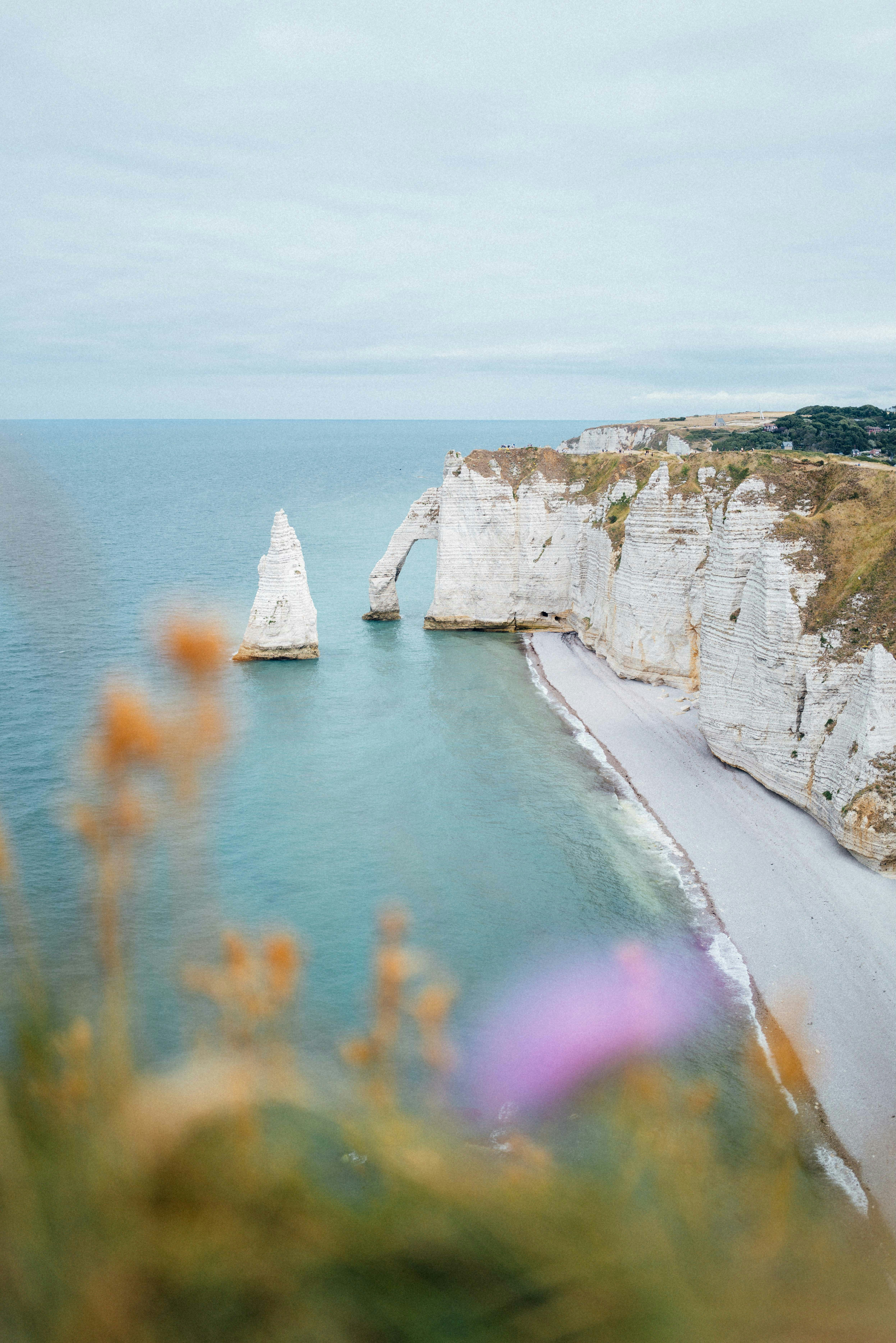 Iconic white chalk cliffs, natural arch, and sea stack. - 相关推荐