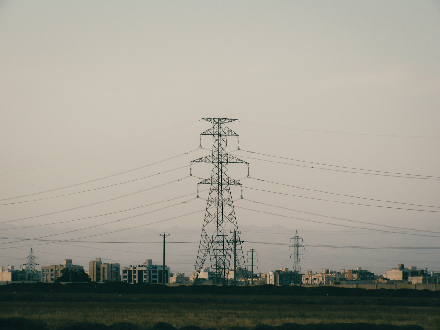 Linie energetyczne na tle miasta