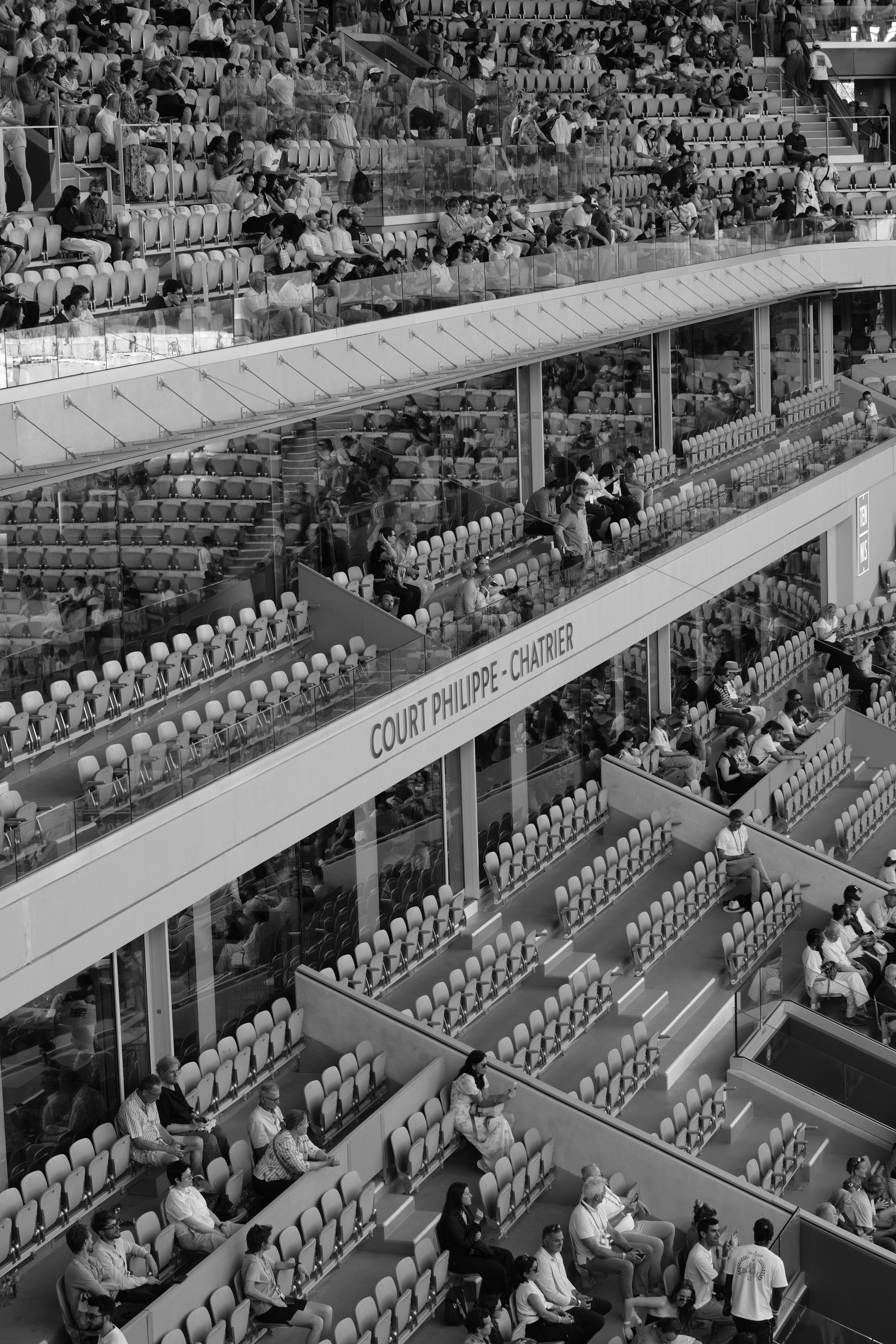 Tempat duduk stadion dengan penonton di Court Philippe-chatrier.