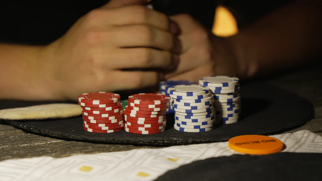 Joueurs autour d'une table de poker effectuant une relance préflop