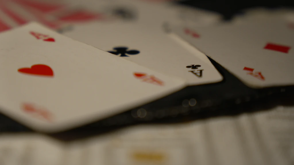Cartes de poker sur un tapis vert illustrant une stratégie de bluff