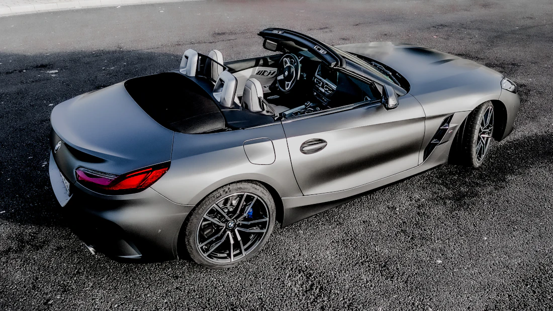 Cabriolet gris stationné