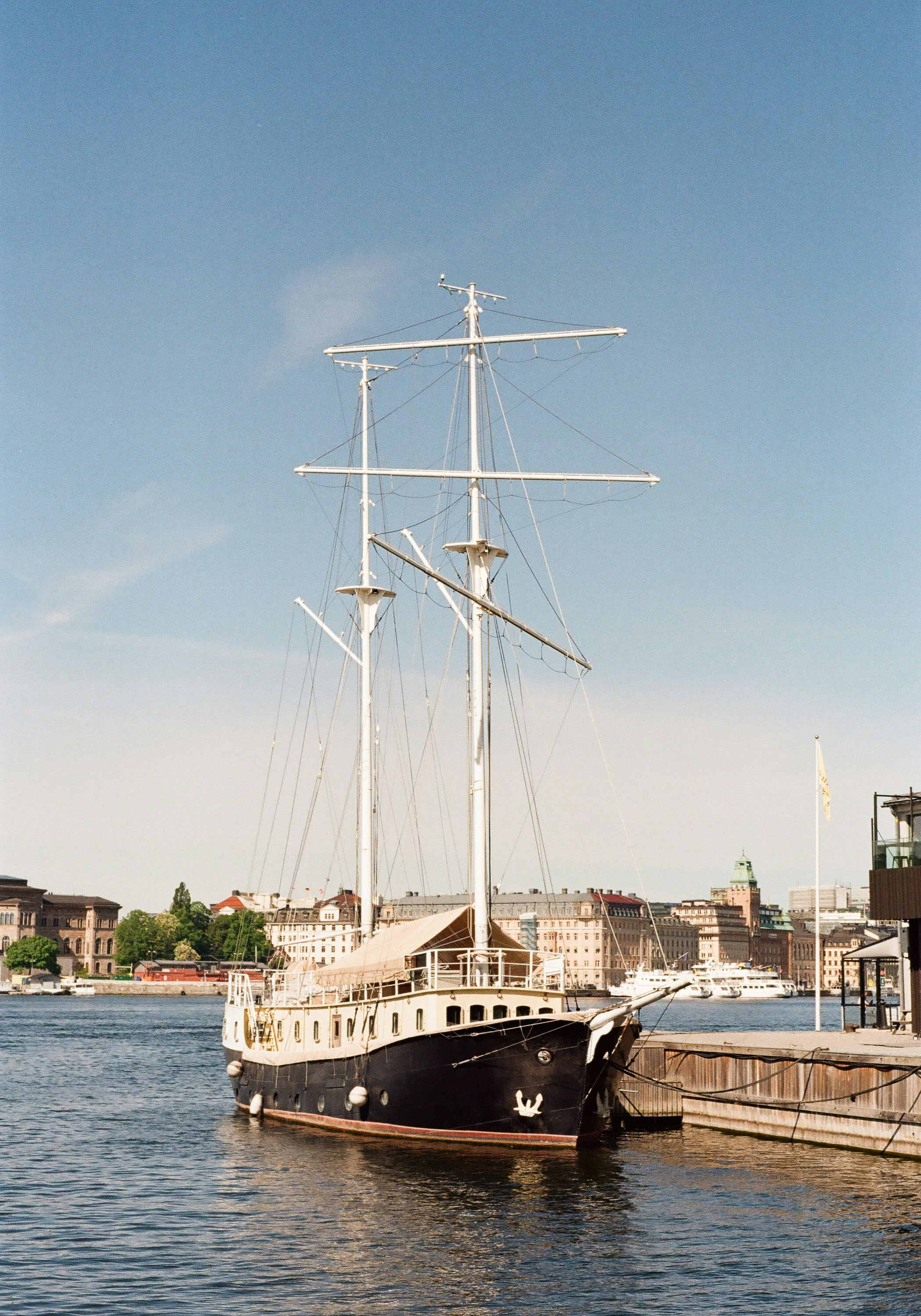Ein großes Segelschiff legte an einem städtischen Pier an