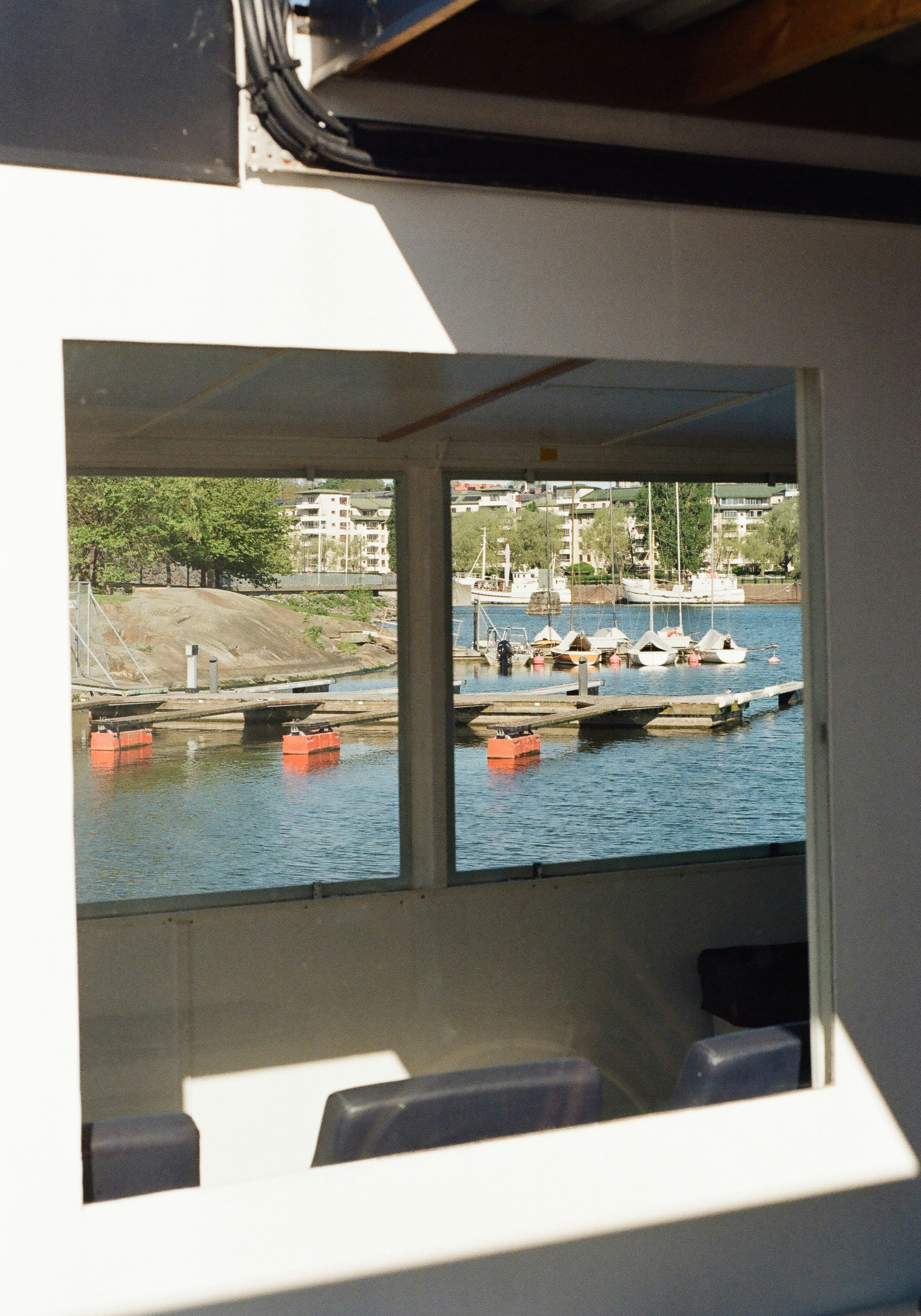 Marina mit angelegten Booten, gesehen durch ein Kabinenfenster