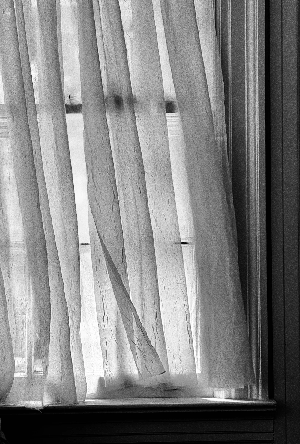Sala decorada com cortinas elegantes em janela ampla