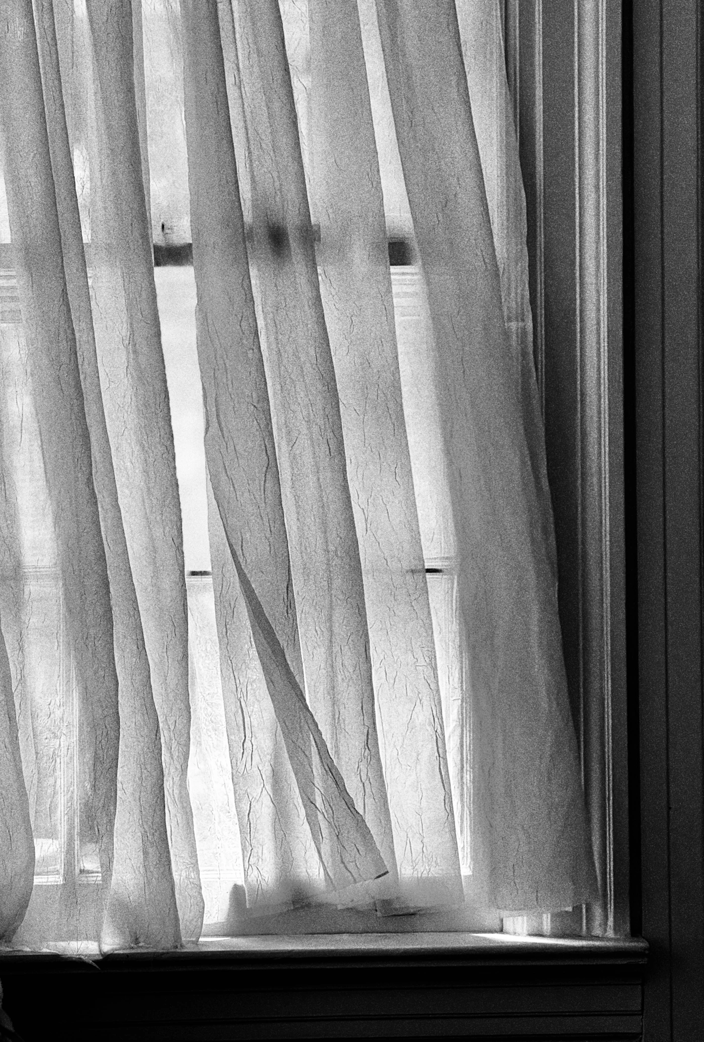 Cortinas sob medida em sala de estar com janela ampla
