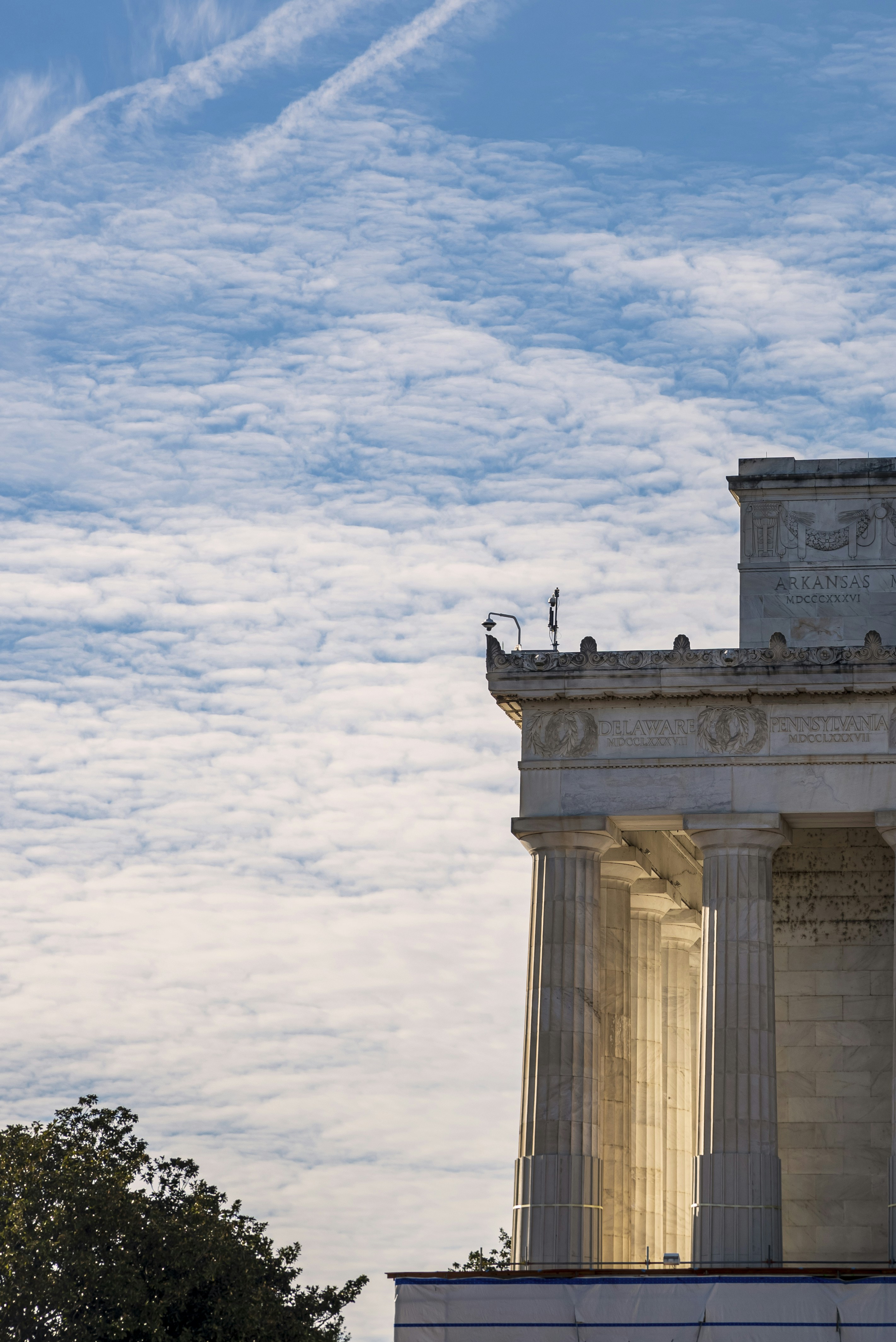 Arsitektur peringatan Lincoln dengan langit yang cerah dan mendung.