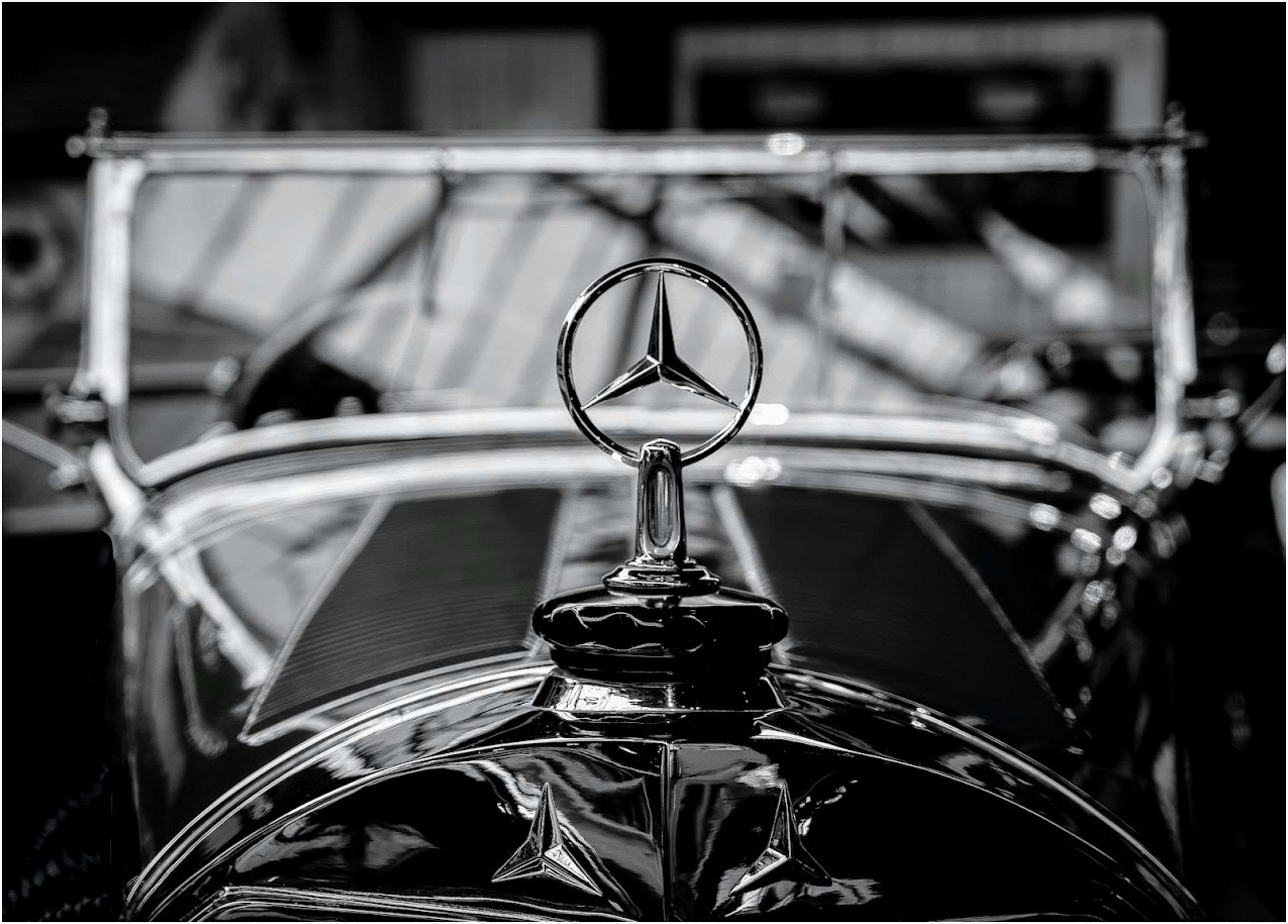 Ornamen kap mesin Mercedes-benz pada mobil vintage.