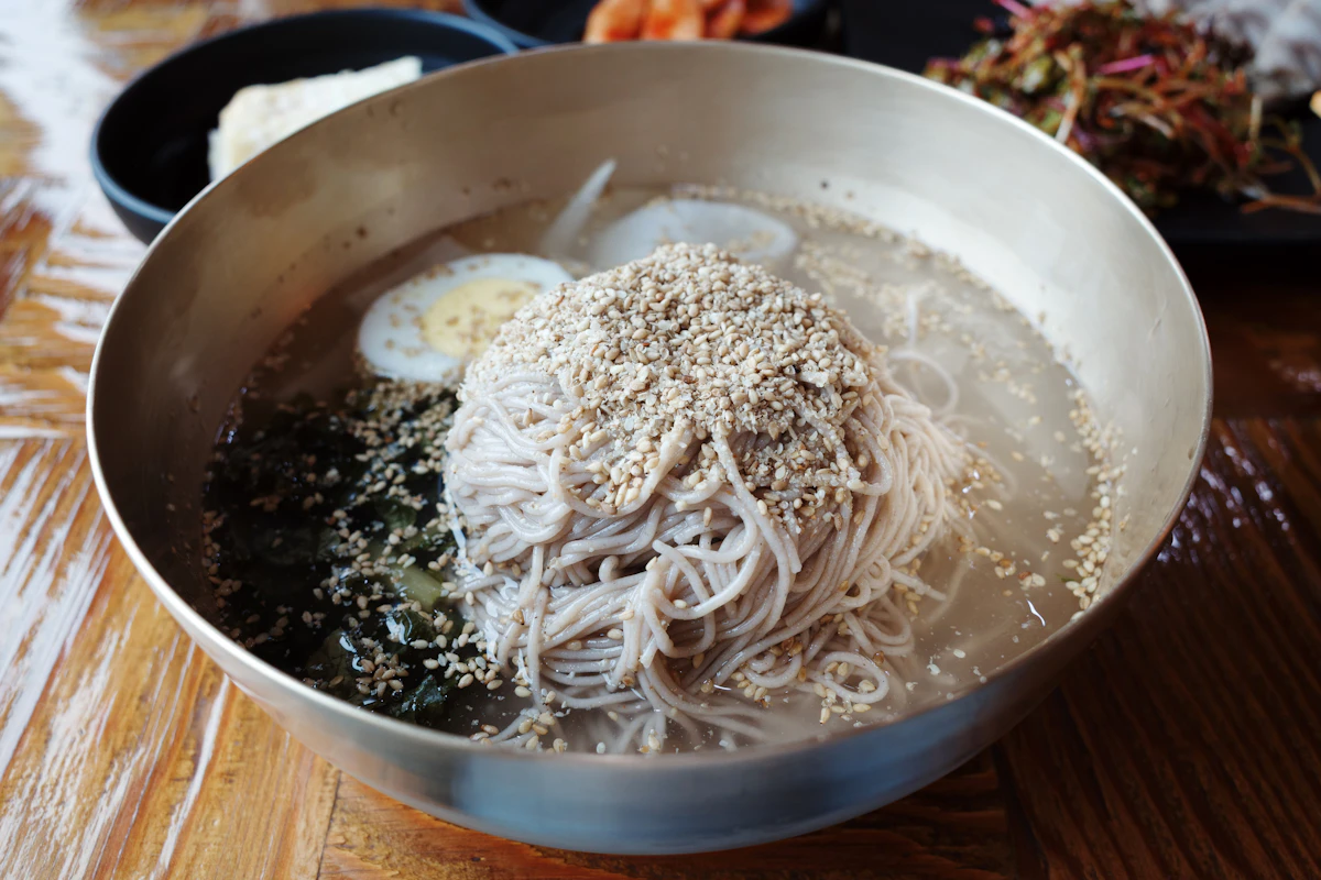 Bibim Guksu mi tron cay Han Quoc voi trung luoc long dao, rau cai va me rang