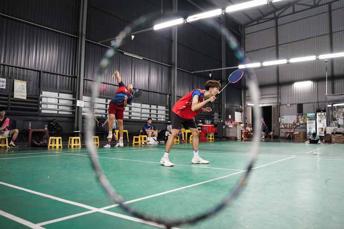 Joueurs de badminton sur un terrain intérieur