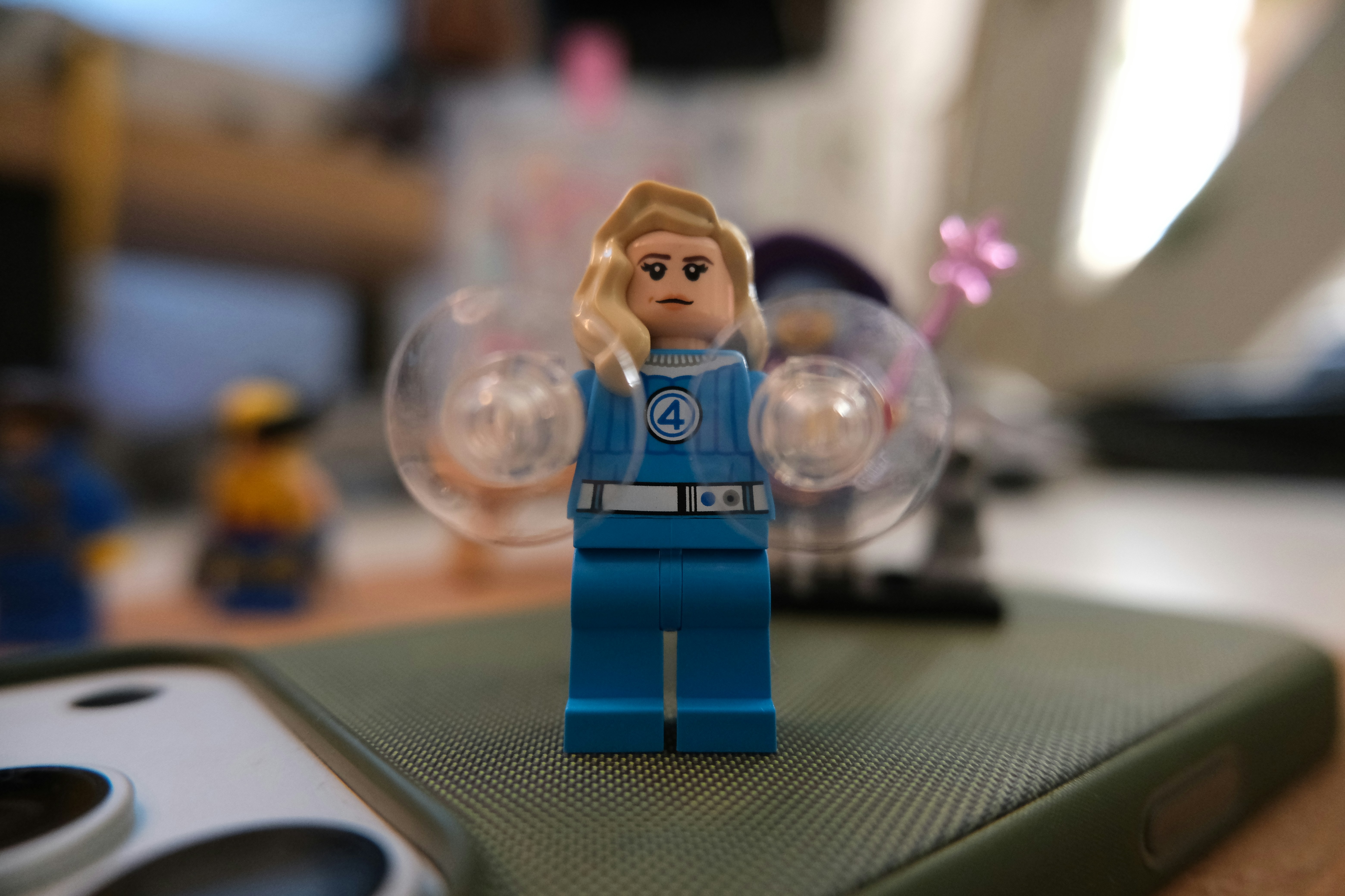 Minifigure wanita tak terlihat lego dengan efek kekuatan.