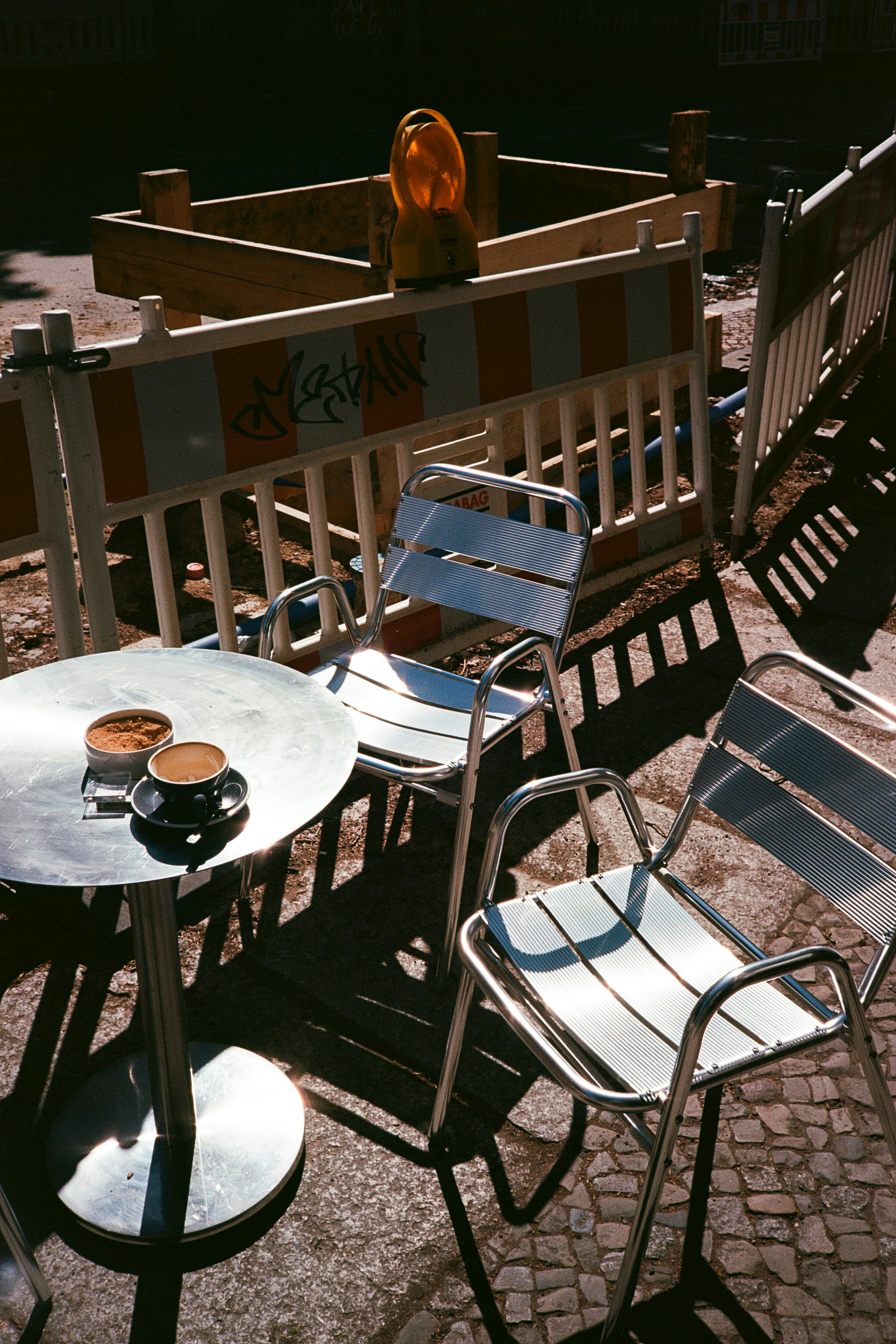 Zwei Kaffees auf einem Cafétisch im Freien, gebaut worden.